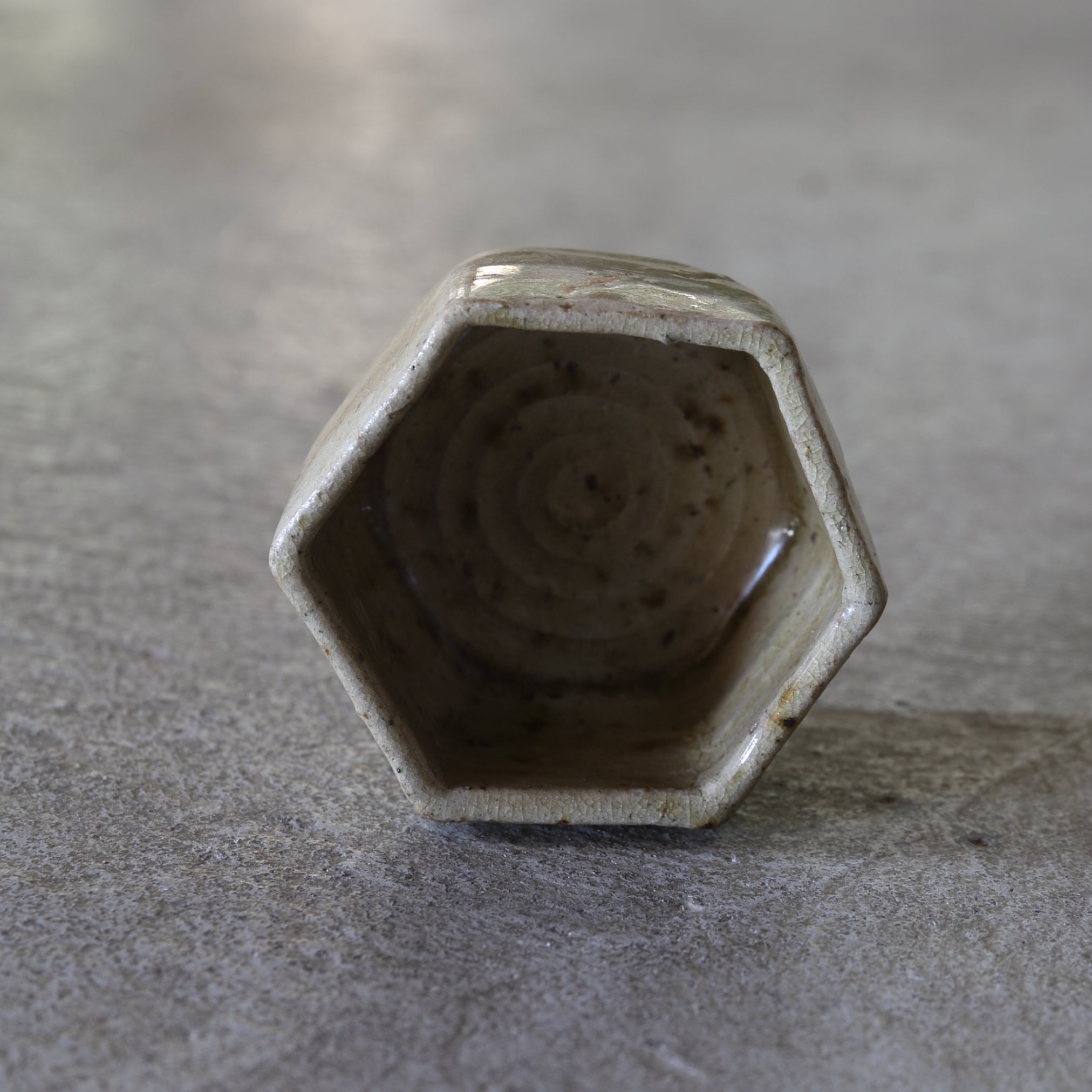TAZA DE SAKE HEXAGONAL, Ki-Seto, Período Azuchi-Momoyama–Edo(1573–1867 d. C.)