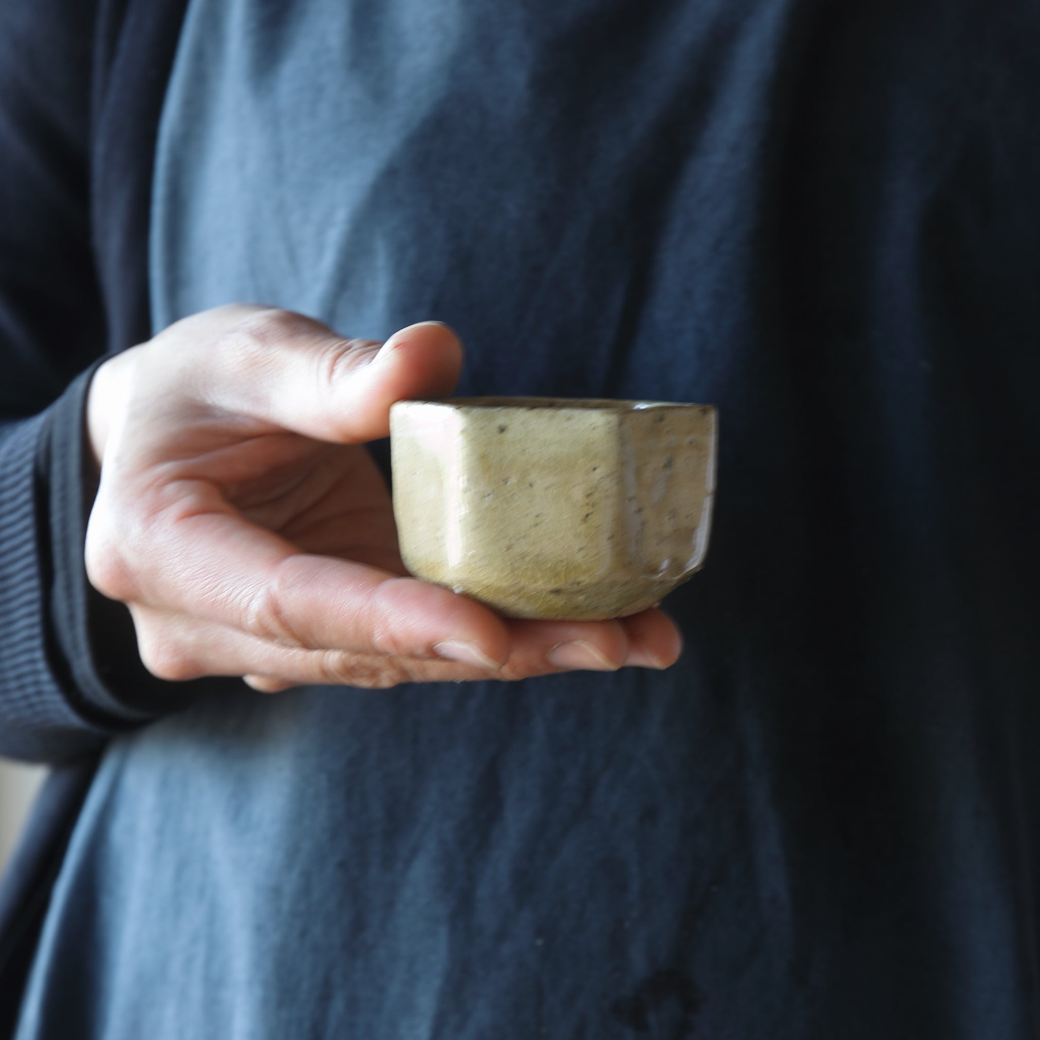 TAZA DE SAKE HEXAGONAL, Ki-Seto, Período Azuchi-Momoyama–Edo(1573–1867 d. C.)