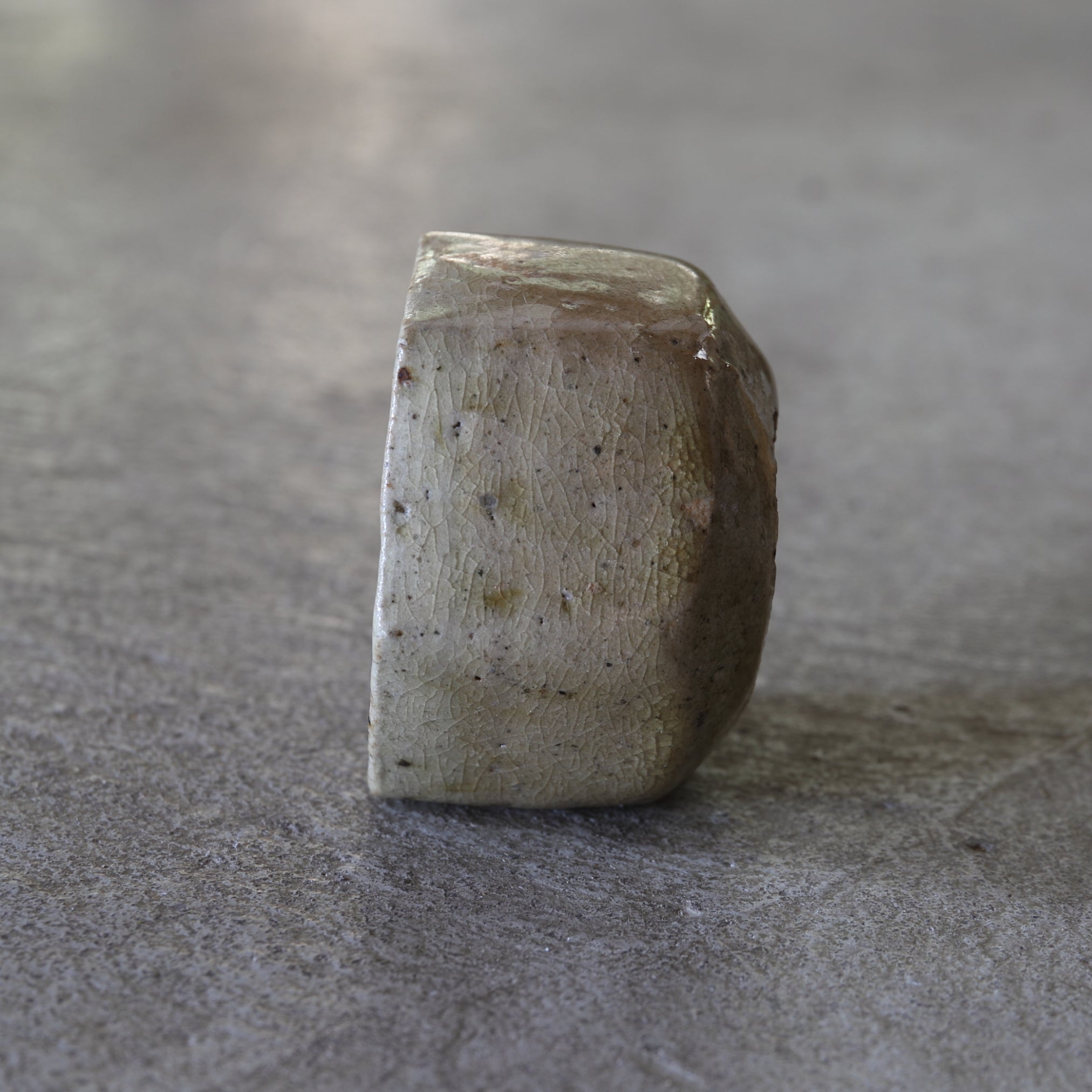 TAZA DE SAKE HEXAGONAL, Ki-Seto, Período Azuchi-Momoyama–Edo(1573–1867 d. C.)