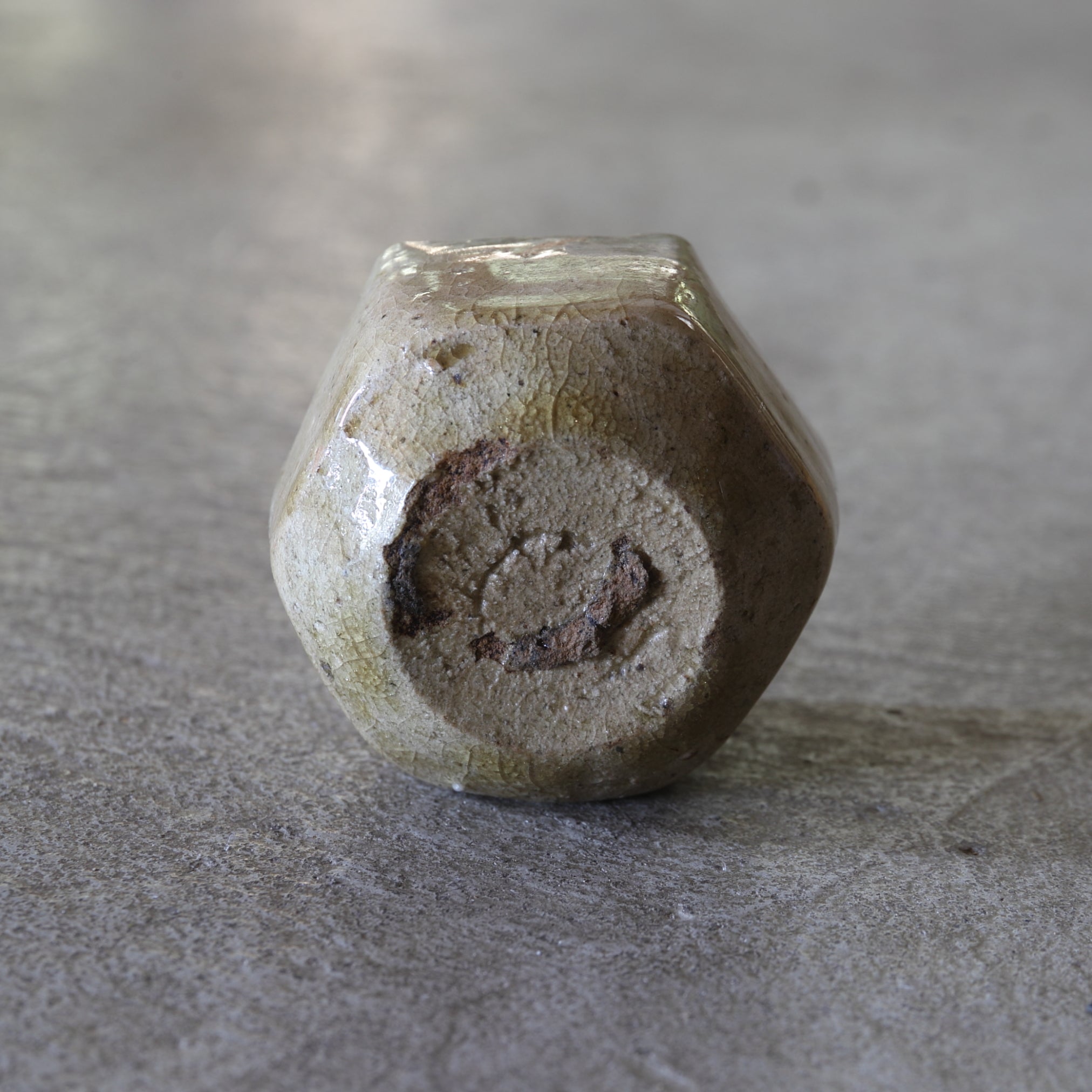 TAZA DE SAKE HEXAGONAL, Ki-Seto, Período Azuchi-Momoyama–Edo(1573–1867 d. C.)