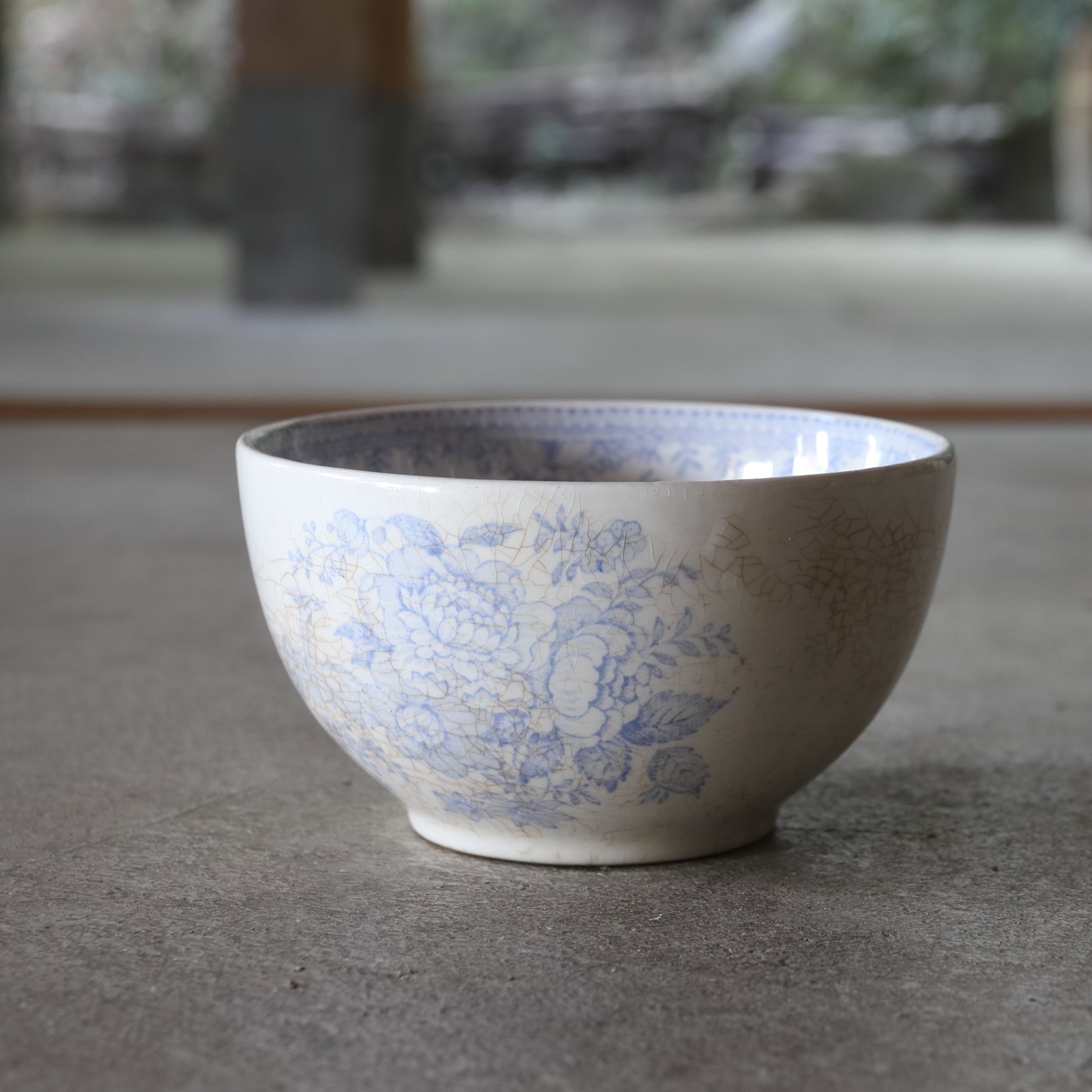 TAZZA DA CAFFELLATTE, Con blu sotto vernice motivo floreale, Antichità britanniche, Età moderna iniziale(XVI–XIX secolo)