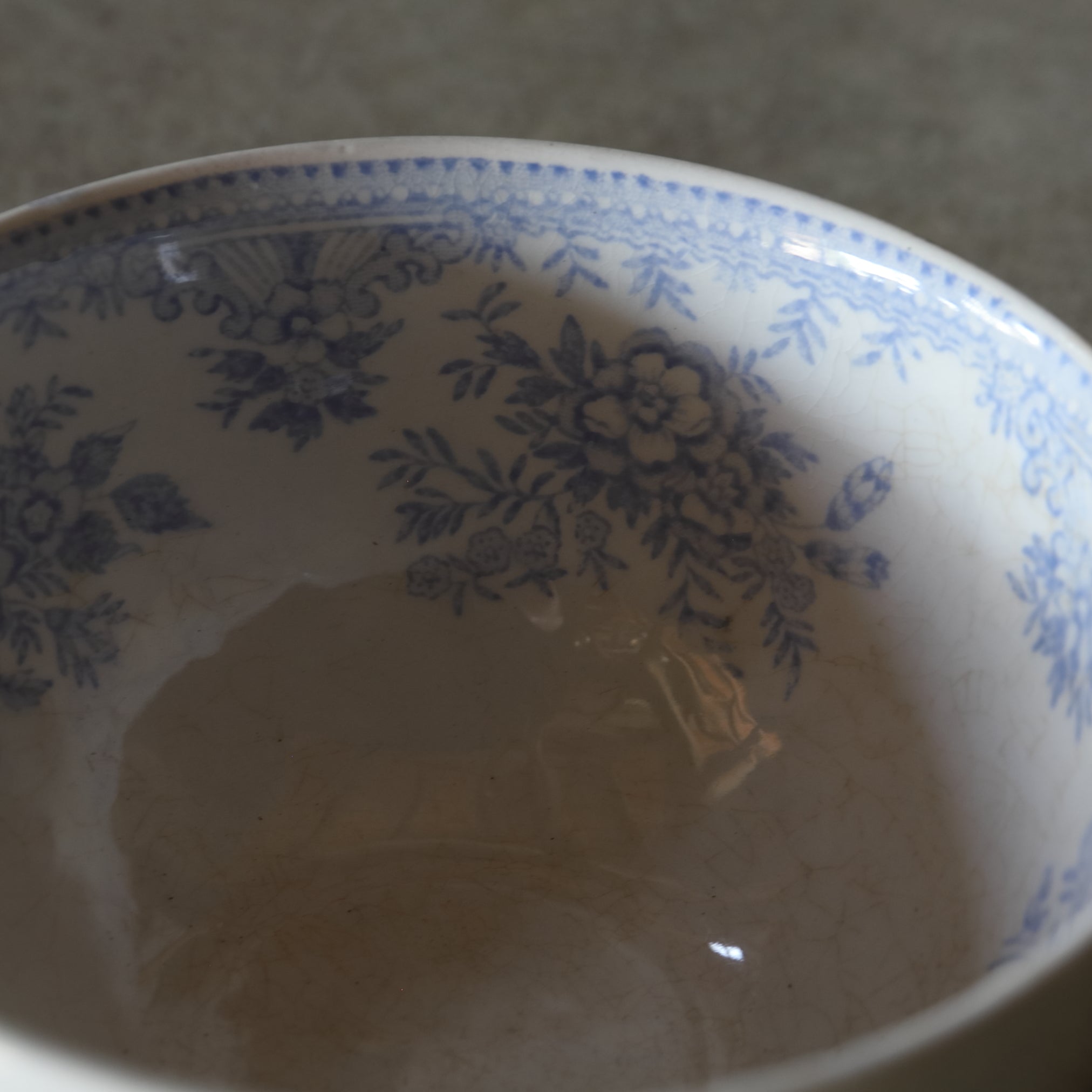 CAFÉ AU LAIT SCHALE, Unterglasurblaue mit Blumenmotiv, Britische Antiquitäten, Frühe Neuzeit(16.–19. Jahrhundert)