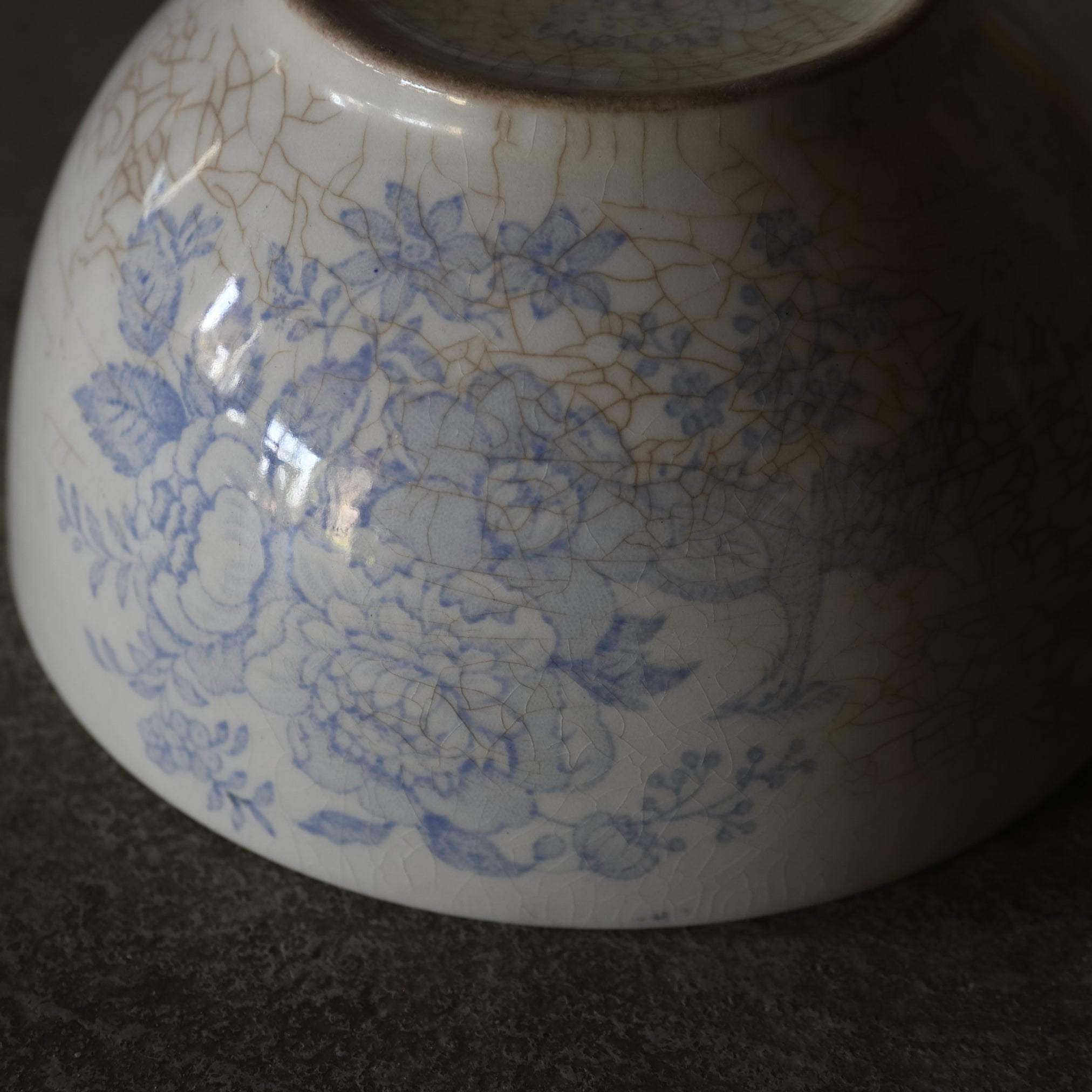 CAFÉ AU LAIT SCHALE, Unterglasurblaue mit Blumenmotiv, Britische Antiquitäten, Frühe Neuzeit(16.–19. Jahrhundert)