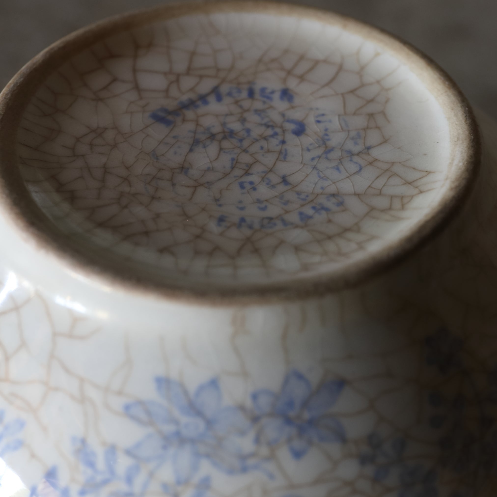 CAFÉ AU LAIT SCHALE, Unterglasurblaue mit Blumenmotiv, Britische Antiquitäten, Frühe Neuzeit(16.–19. Jahrhundert)