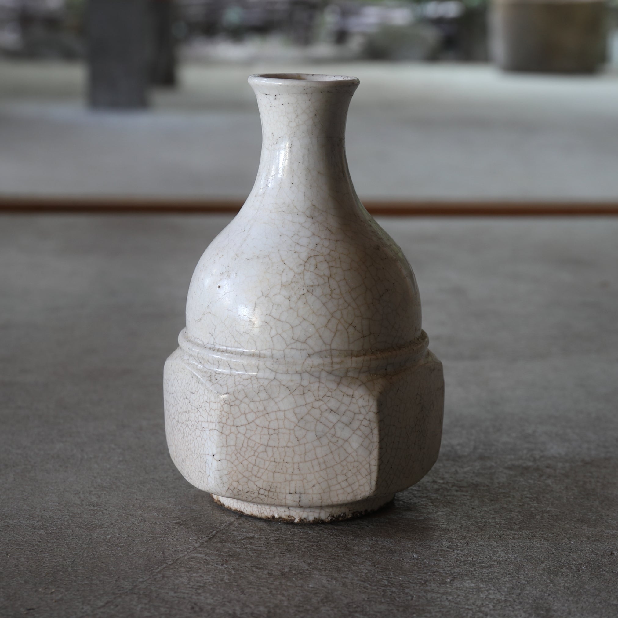 BOUTEILLE BISEAUTÉE, Porcelaine blanche, Dynastie Joseon(1392–1897 apr. J.-C.)