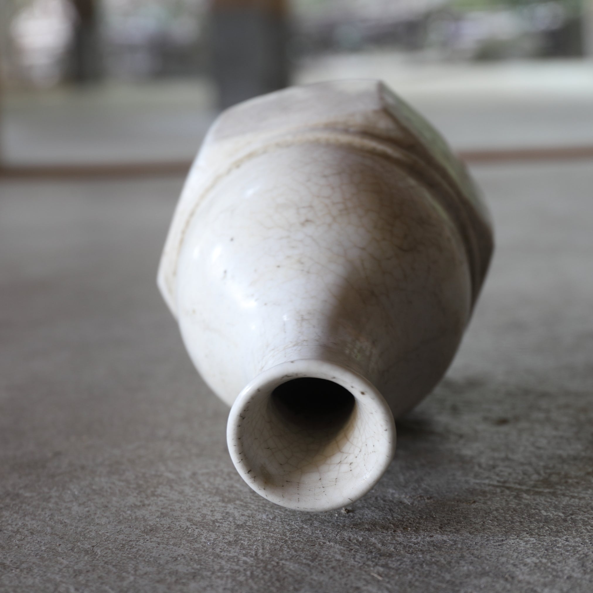 BOUTEILLE BISEAUTÉE, Porcelaine blanche, Dynastie Joseon(1392–1897 apr. J.-C.)