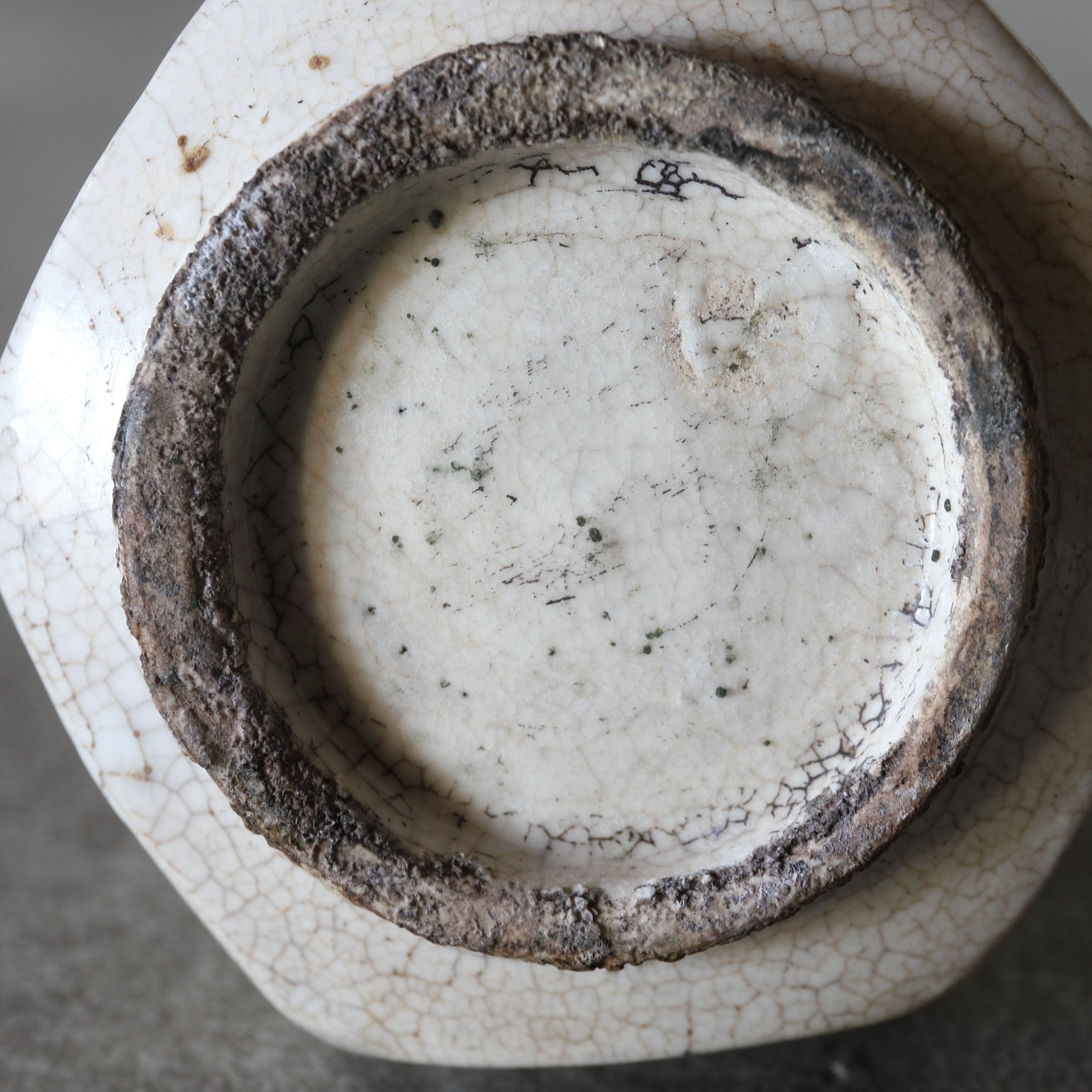 BOUTEILLE BISEAUTÉE, Porcelaine blanche, Dynastie Joseon(1392–1897 apr. J.-C.)