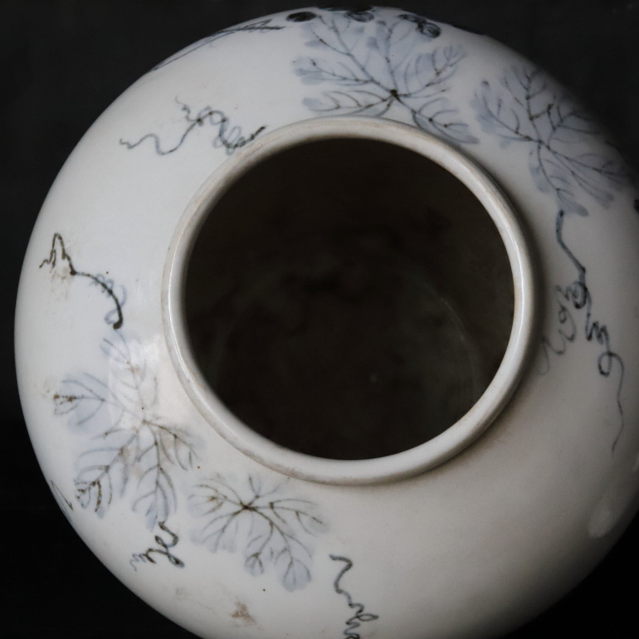GEFÄSS, Blau-weißes Porzellan mit weinrebenmotiv, Joseon-Dynastie(1392–1897 n. Chr.)