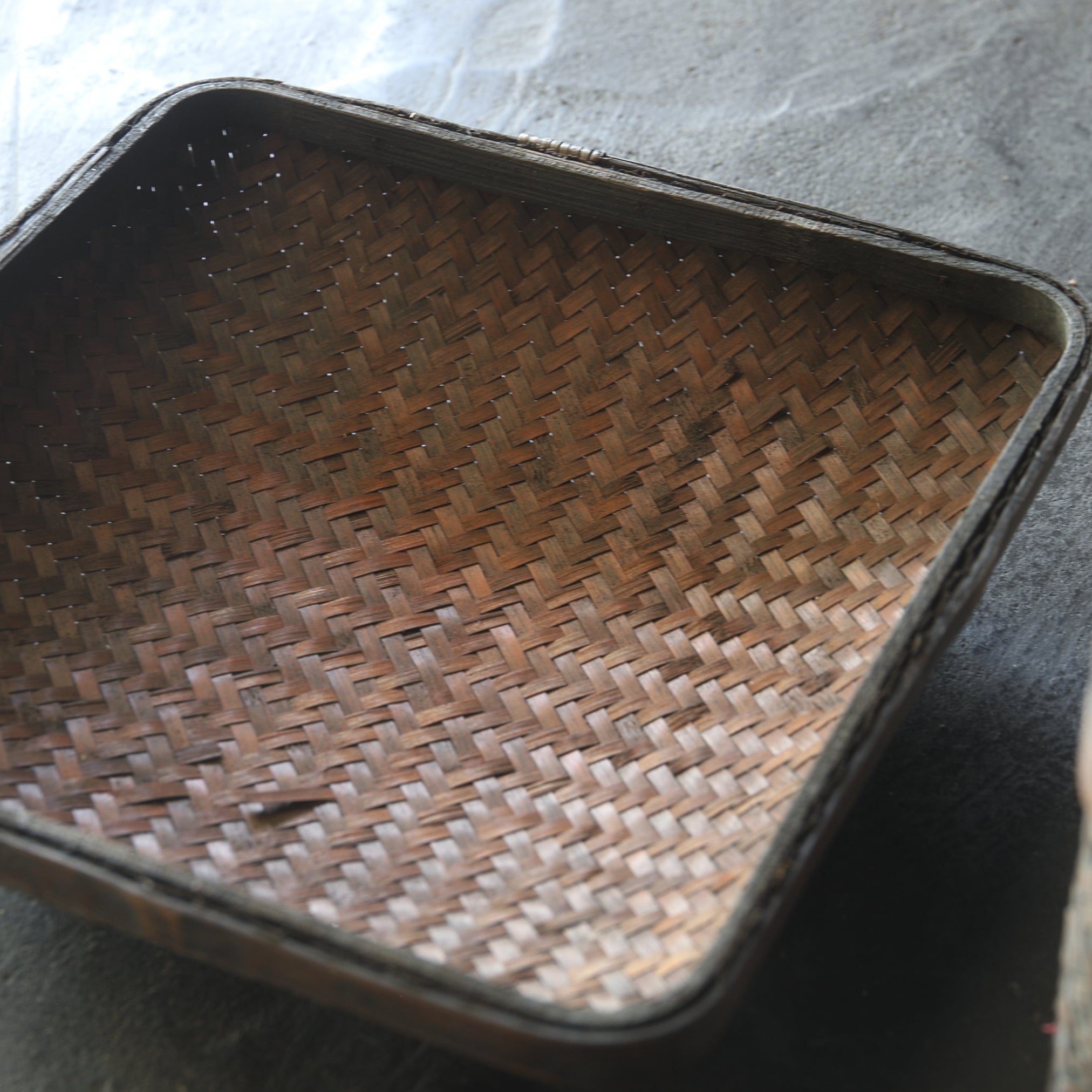 CESTA DE TÉ DE BAMBÚ VIEJA, Período Edo–Meiji(1603–1912 d. C.)