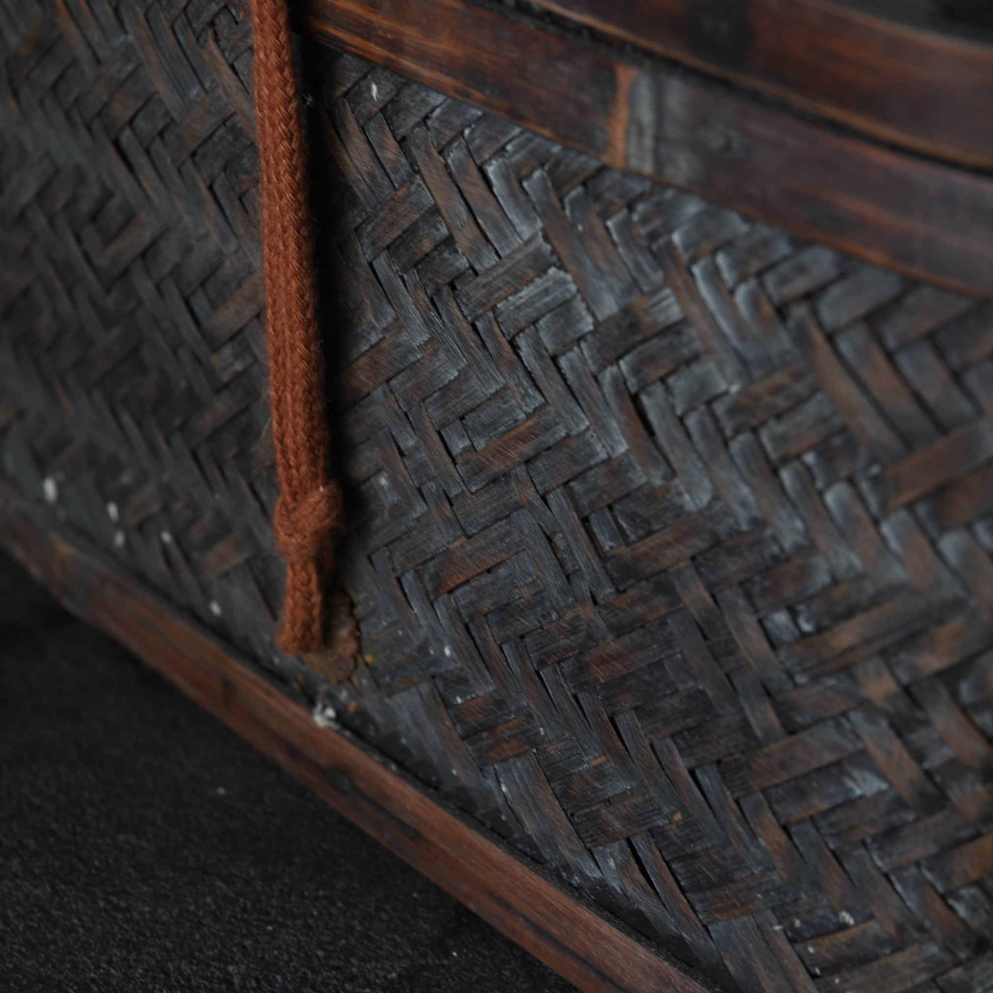 CESTA DE TÉ DE BAMBÚ VIEJA, Período Edo–Meiji(1603–1912 d. C.)