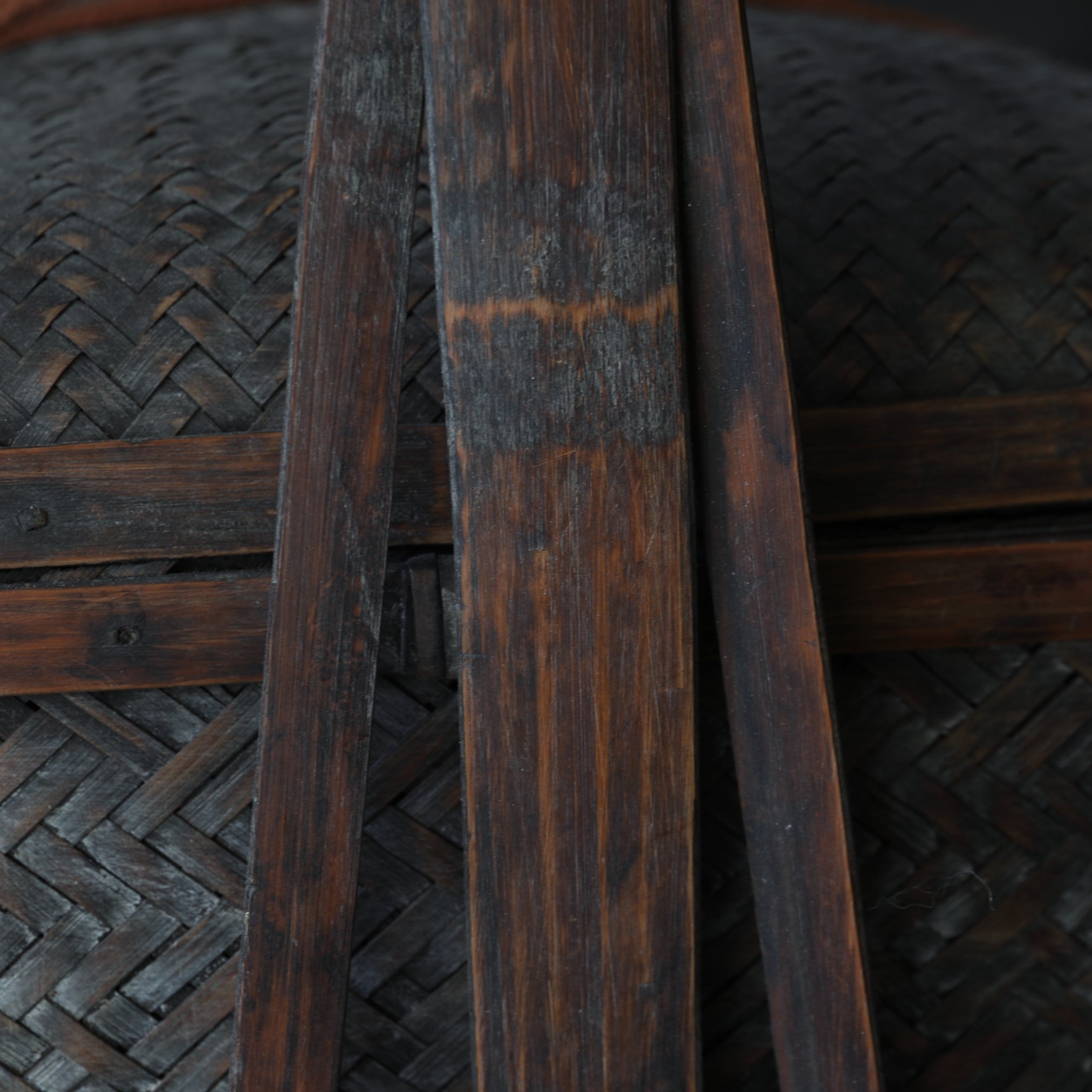 CESTA DE TÉ DE BAMBÚ VIEJA, Período Edo–Meiji(1603–1912 d. C.)