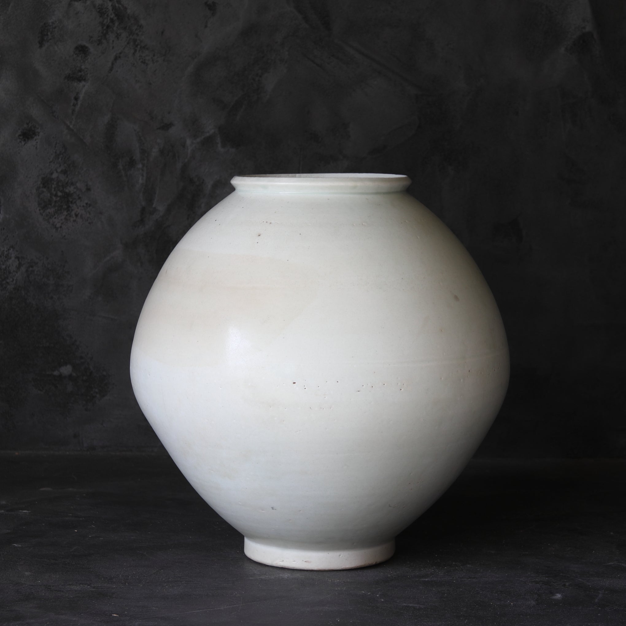 MOON JAR, Porcelaine blanche, Dynastie Joseon(1392–1897 apr. J.-C.)