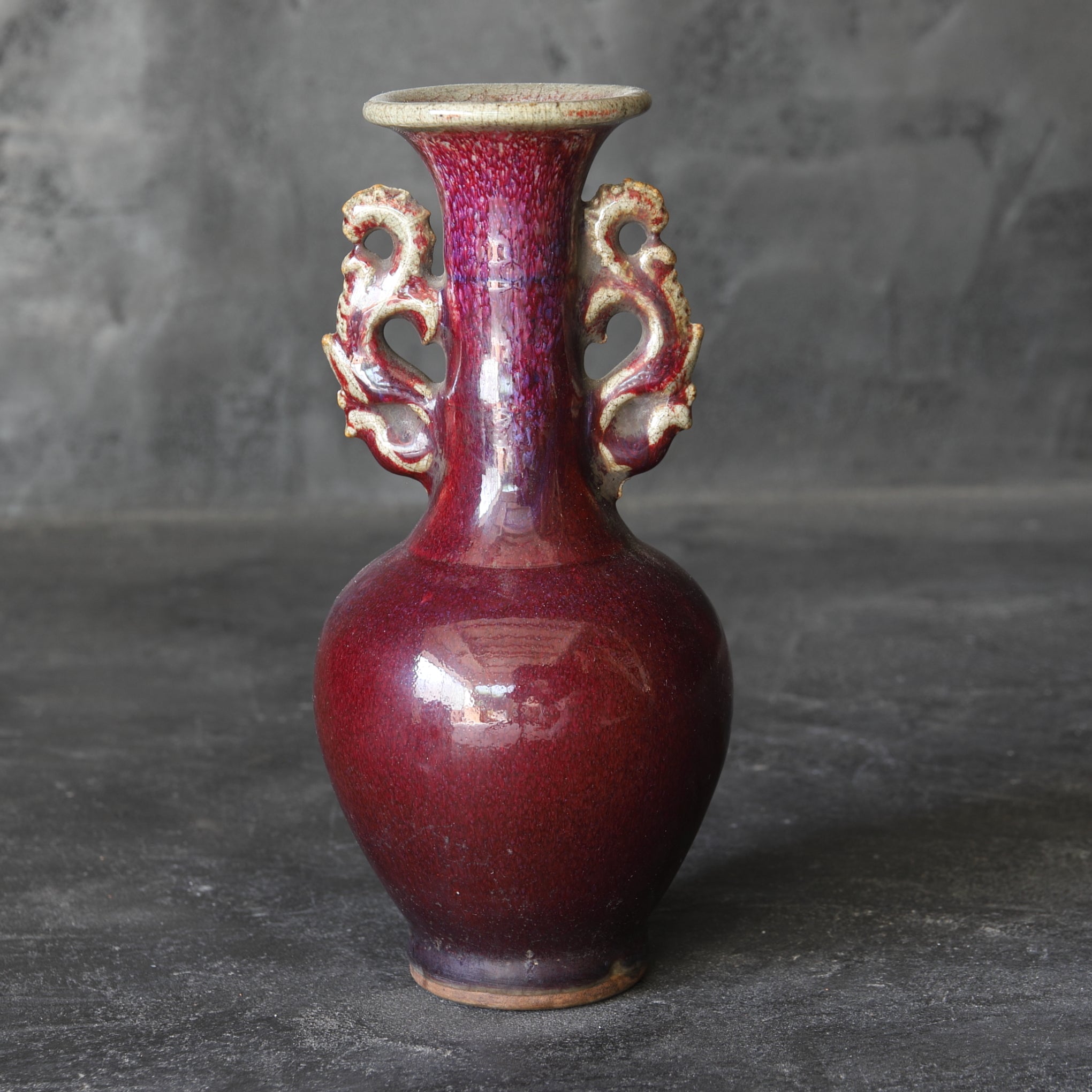 JARRÓN CON ASAS DE DRAGONES DOBLES, Cerámica Jun, vidriado rojo, Dinastía Qing(1616–1911 d. C.)