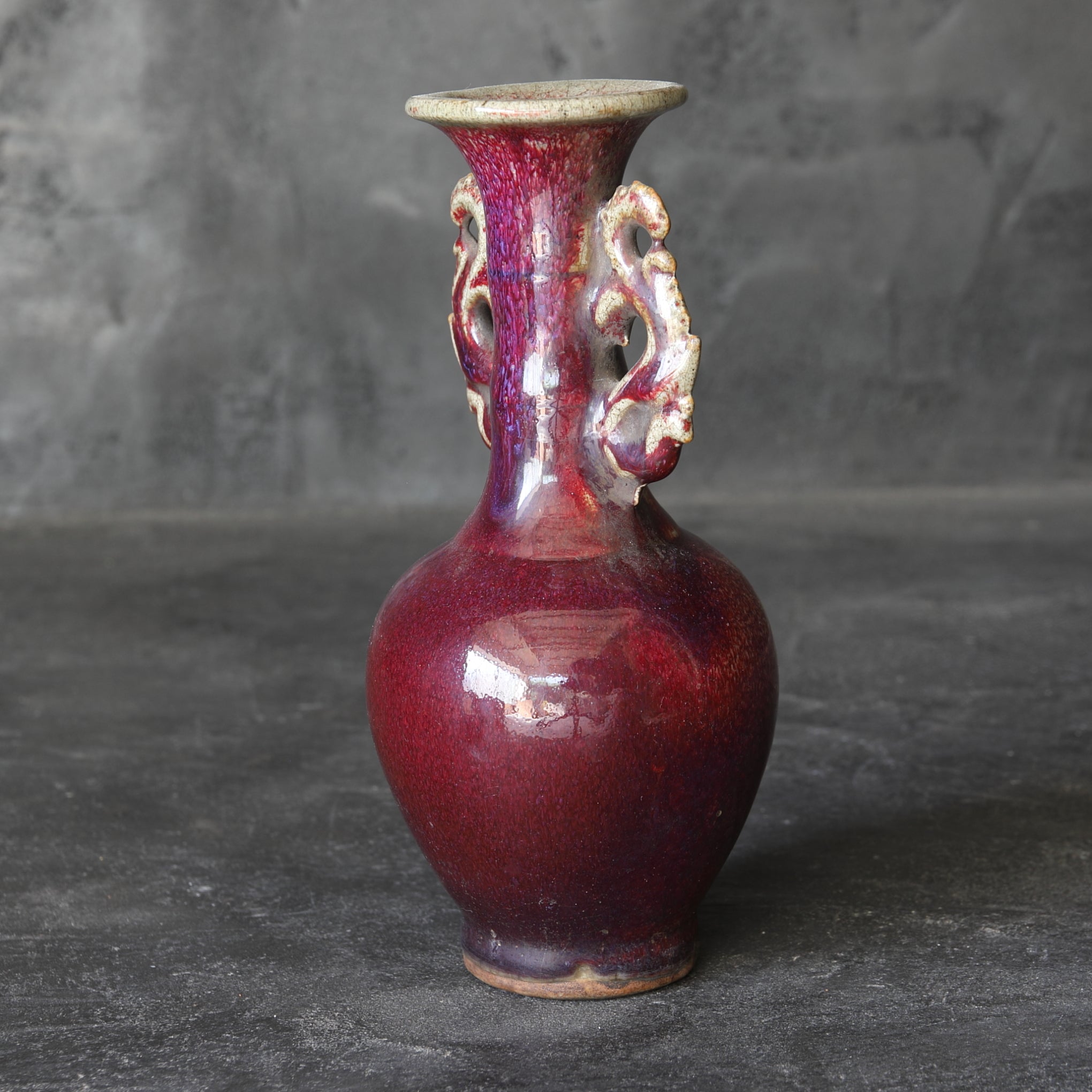 JARRÓN CON ASAS DE DRAGONES DOBLES, Cerámica Jun, vidriado rojo, Dinastía Qing(1616–1911 d. C.)