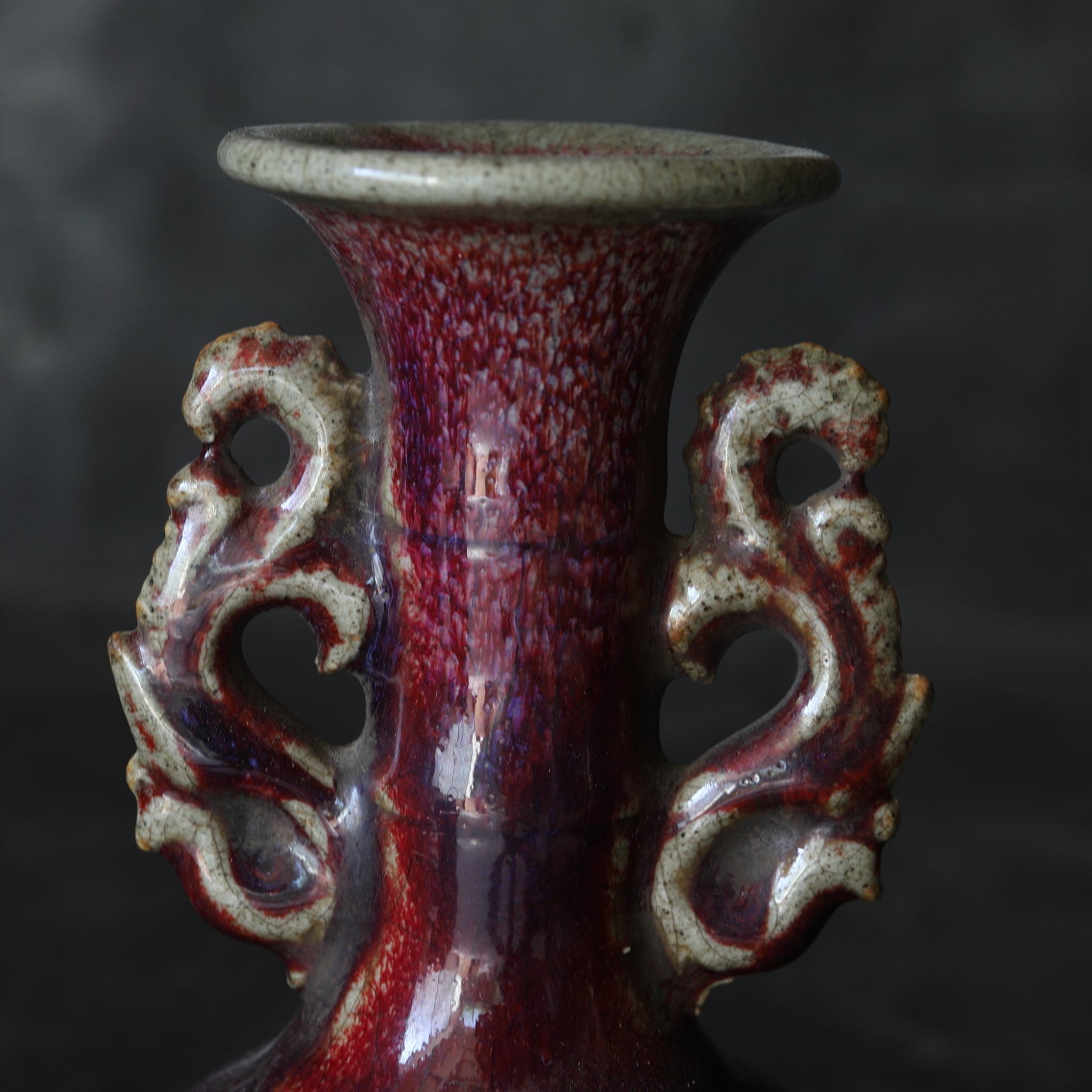 JARRÓN CON ASAS DE DRAGONES DOBLES, Cerámica Jun, vidriado rojo, Dinastía Qing(1616–1911 d. C.)