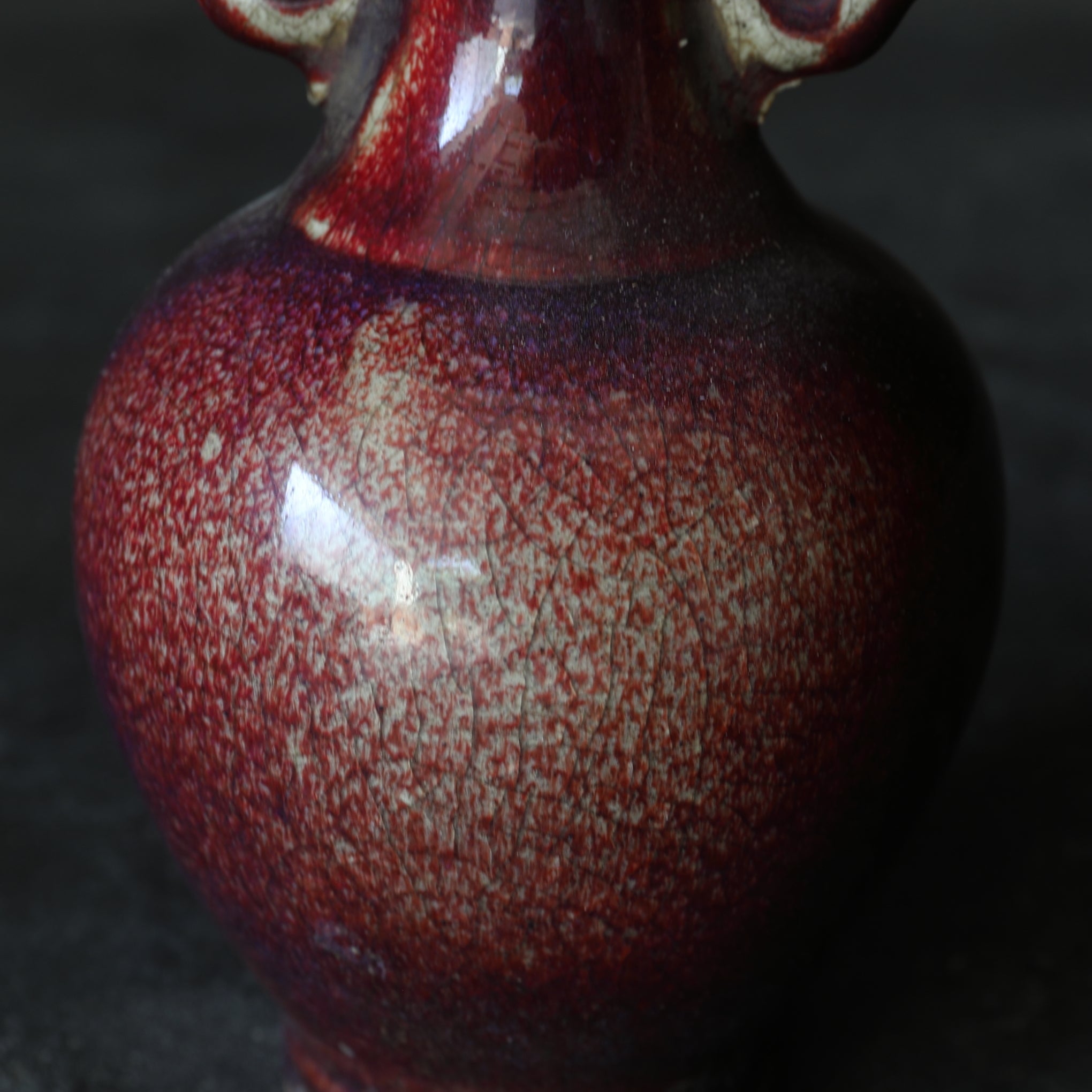 JARRÓN CON ASAS DE DRAGONES DOBLES, Cerámica Jun, vidriado rojo, Dinastía Qing(1616–1911 d. C.)