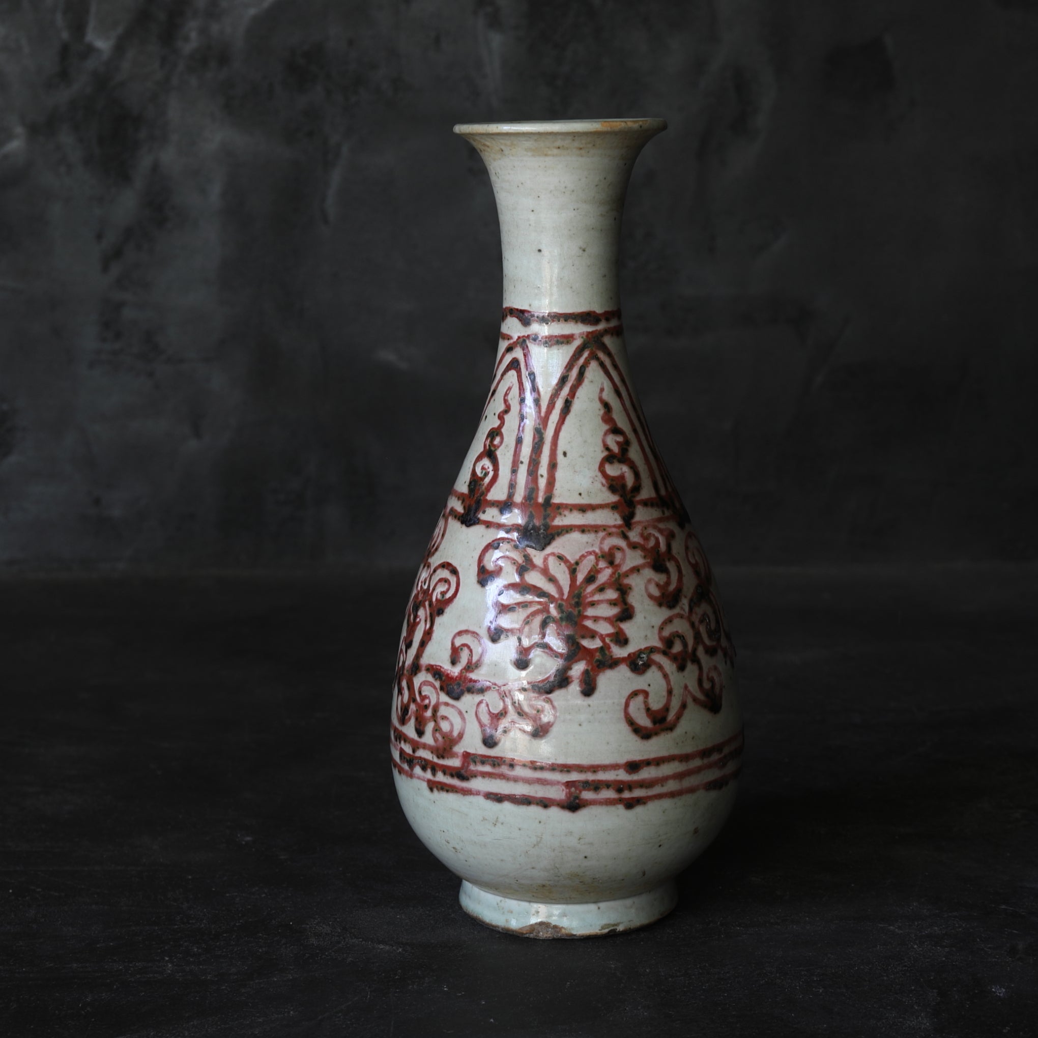 YUHUCHUN-VASE, Unterglasur-kupferrote mit Blumenpflanzen-Design, Ming-Dynastie(1368–1644 n. Chr.)