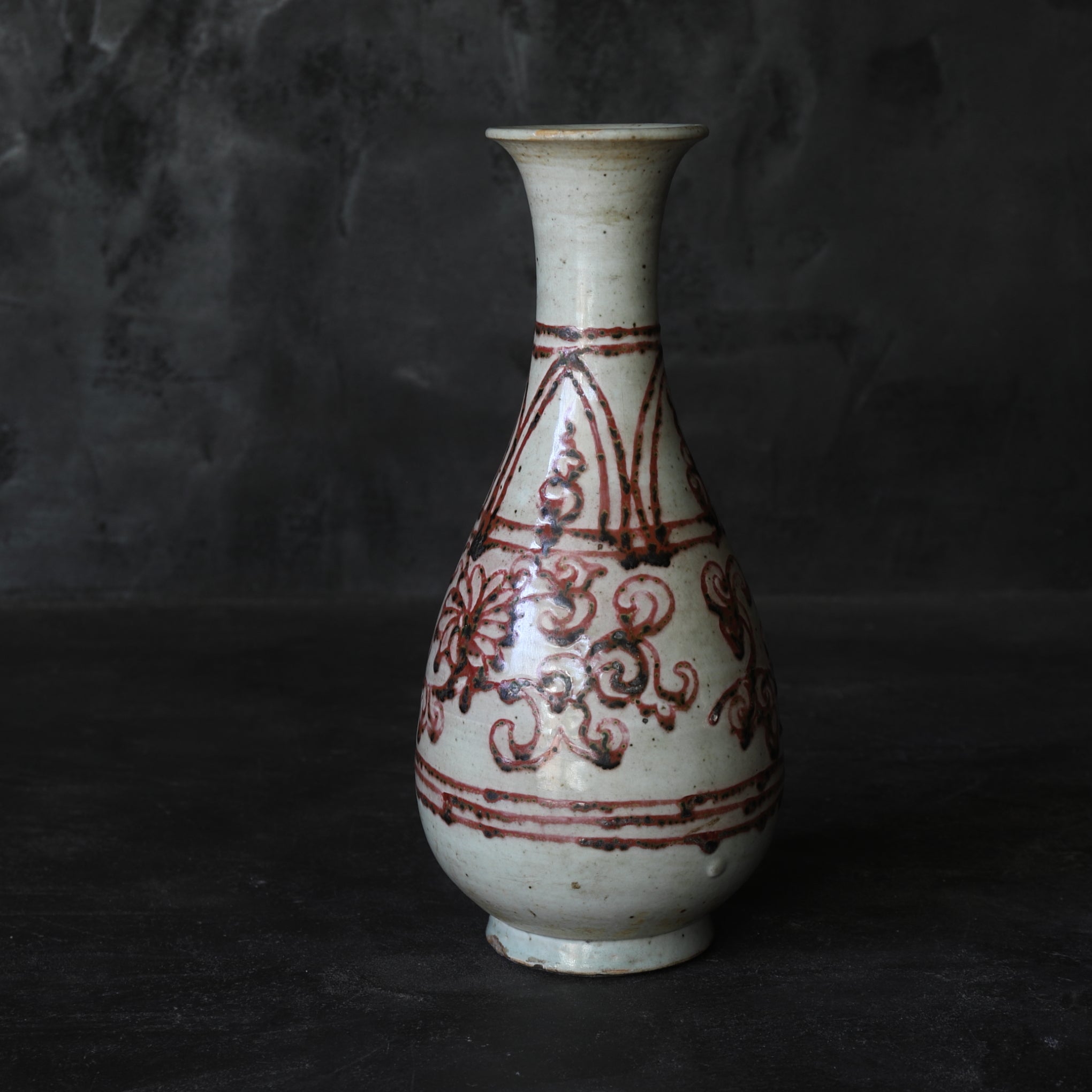 YUHUCHUN-VASE, Unterglasur-kupferrote mit Blumenpflanzen-Design, Ming-Dynastie(1368–1644 n. Chr.)