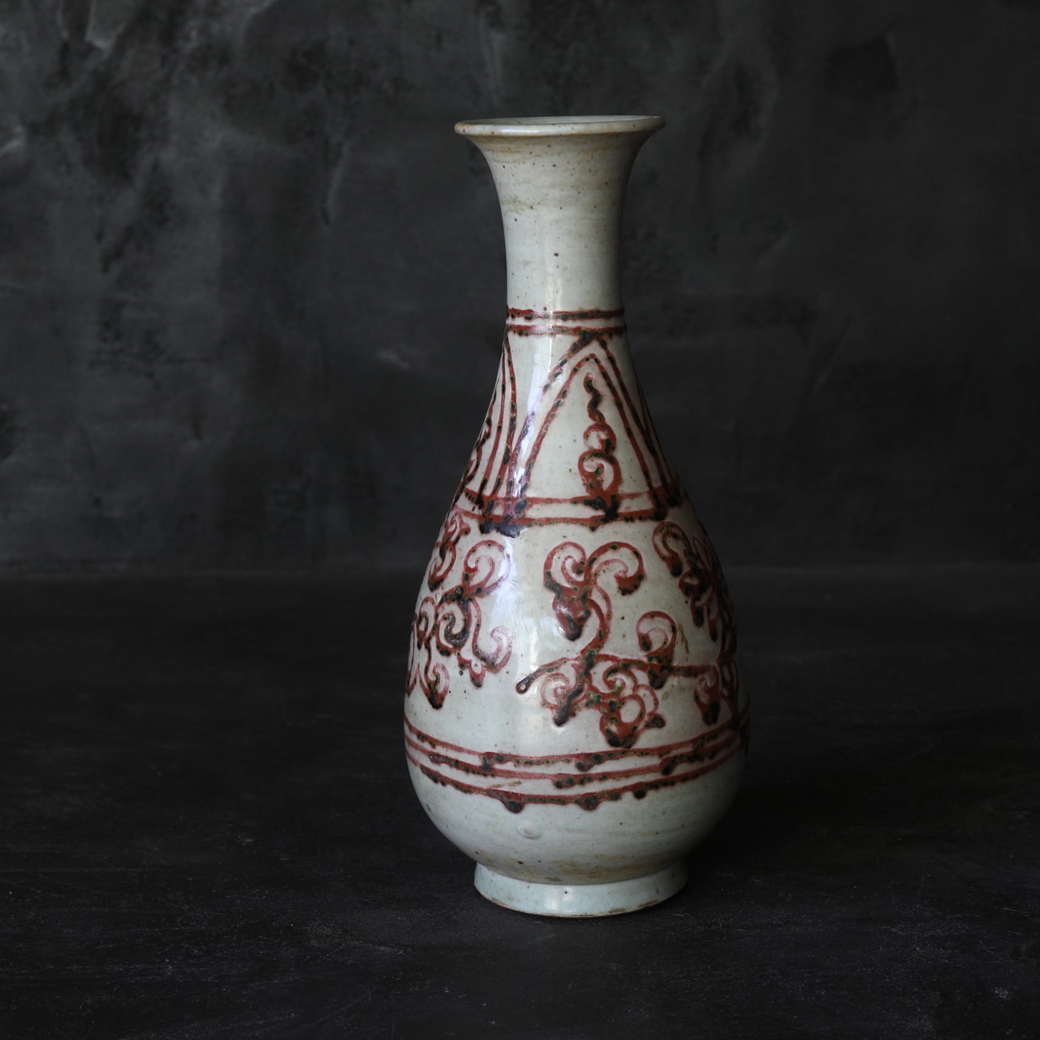 YUHUCHUN-VASE, Unterglasur-kupferrote mit Blumenpflanzen-Design, Ming-Dynastie(1368–1644 n. Chr.)