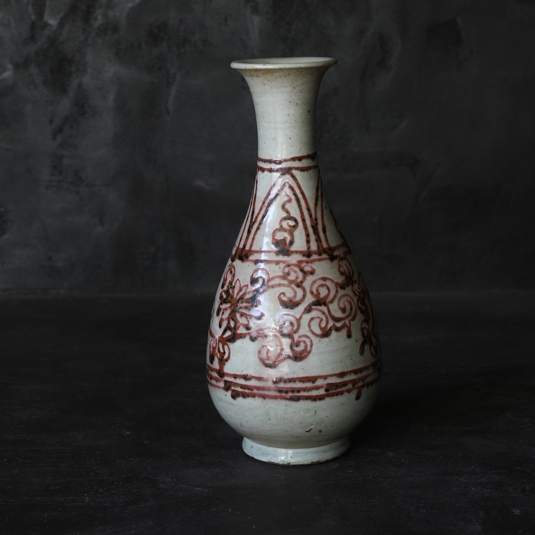 YUHUCHUN-VASE, Unterglasur-kupferrote mit Blumenpflanzen-Design, Ming-Dynastie(1368–1644 n. Chr.)