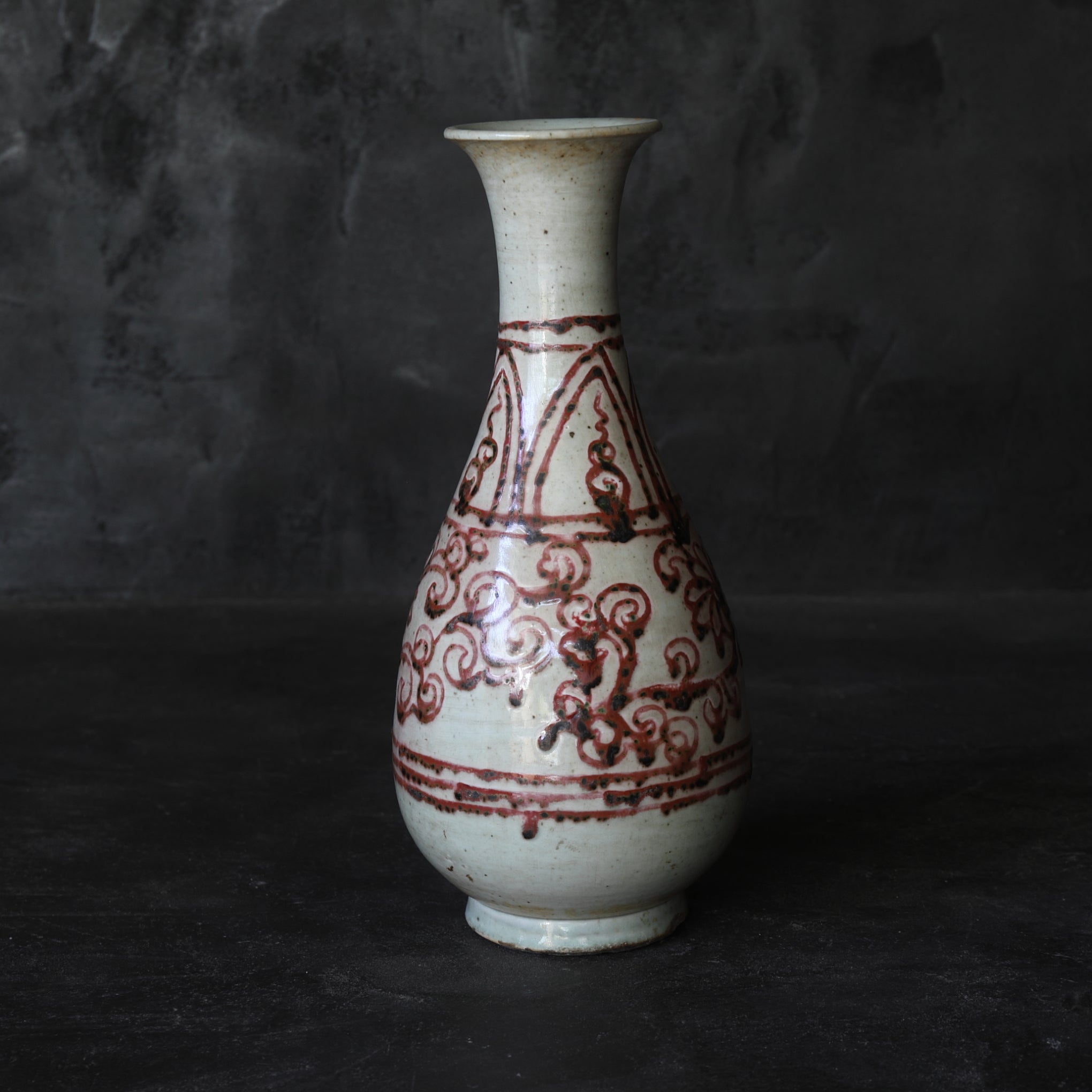 YUHUCHUN-VASE, Unterglasur-kupferrote mit Blumenpflanzen-Design, Ming-Dynastie(1368–1644 n. Chr.)