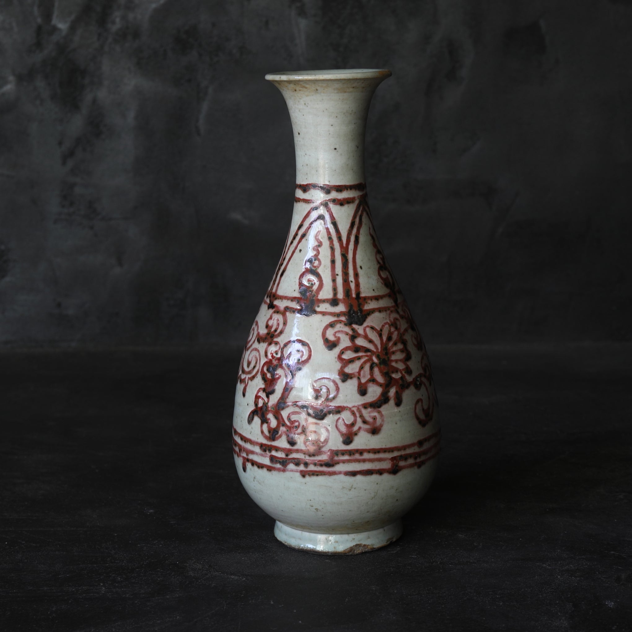 YUHUCHUN-VASE, Unterglasur-kupferrote mit Blumenpflanzen-Design, Ming-Dynastie(1368–1644 n. Chr.)
