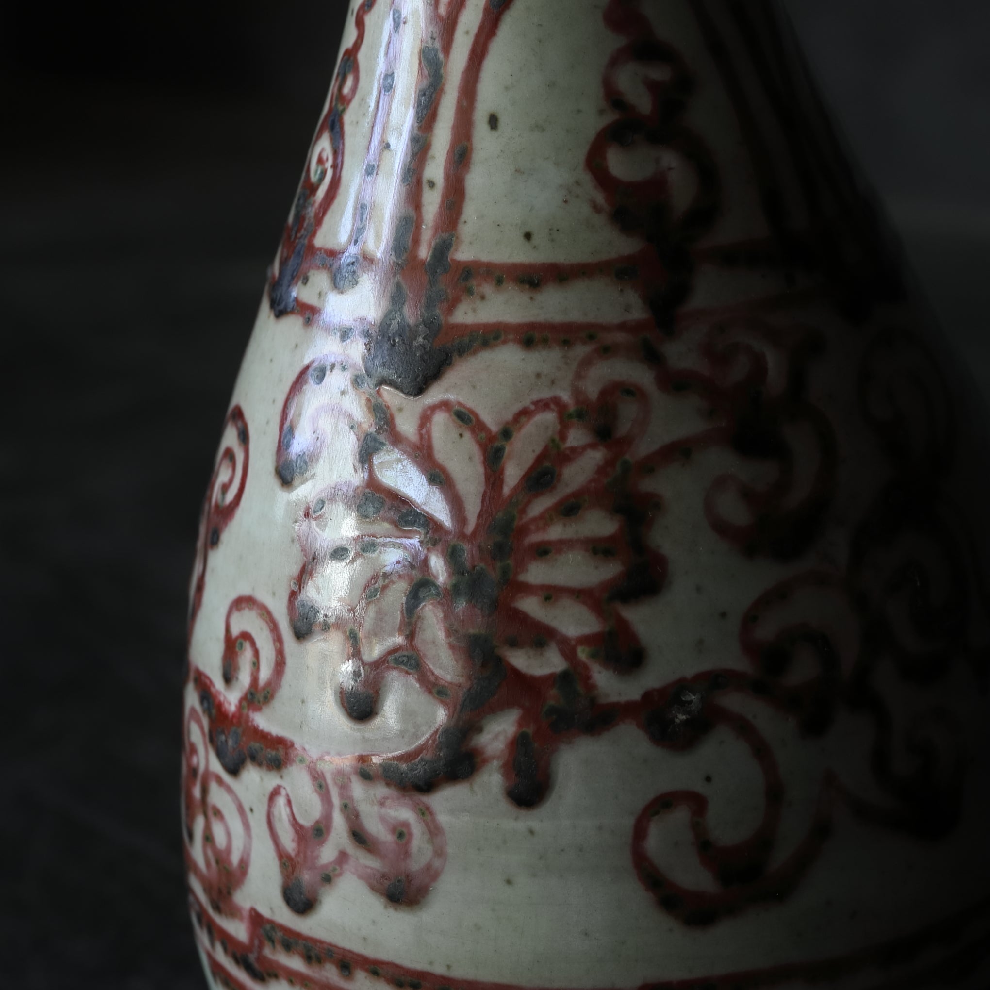 YUHUCHUN-VASE, Unterglasur-kupferrote mit Blumenpflanzen-Design, Ming-Dynastie(1368–1644 n. Chr.)
