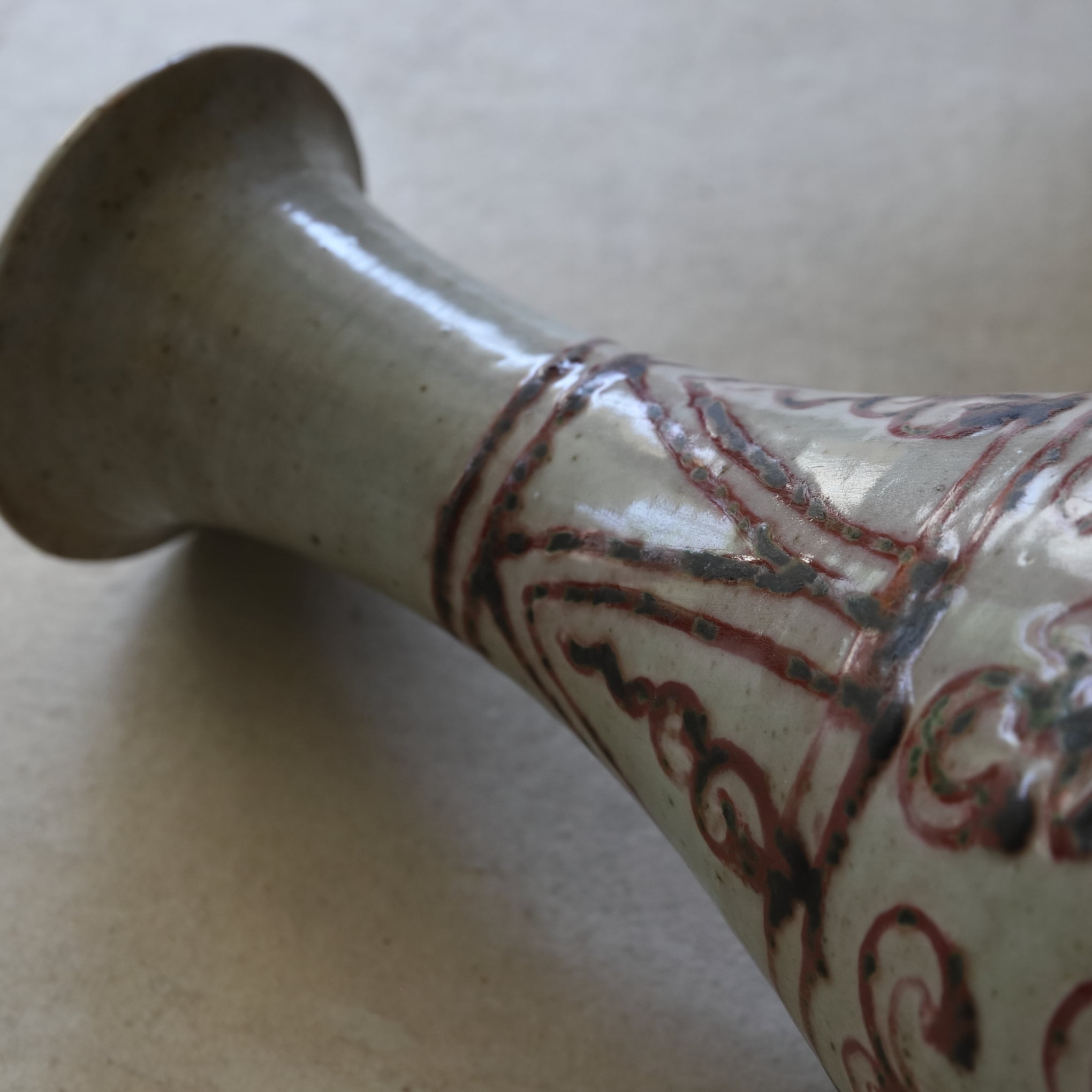 YUHUCHUN-VASE, Unterglasur-kupferrote mit Blumenpflanzen-Design, Ming-Dynastie(1368–1644 n. Chr.)