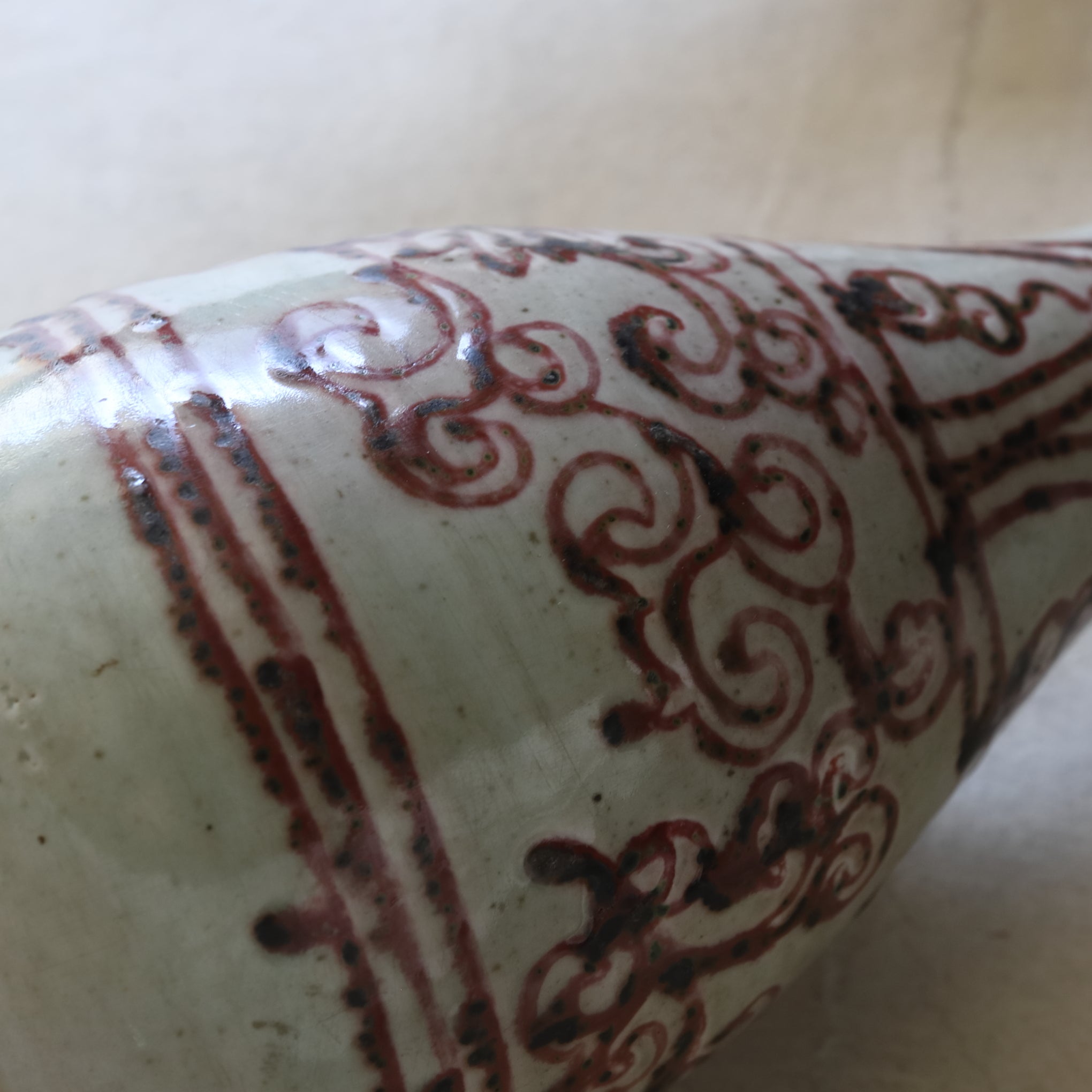 YUHUCHUN-VASE, Unterglasur-kupferrote mit Blumenpflanzen-Design, Ming-Dynastie(1368–1644 n. Chr.)