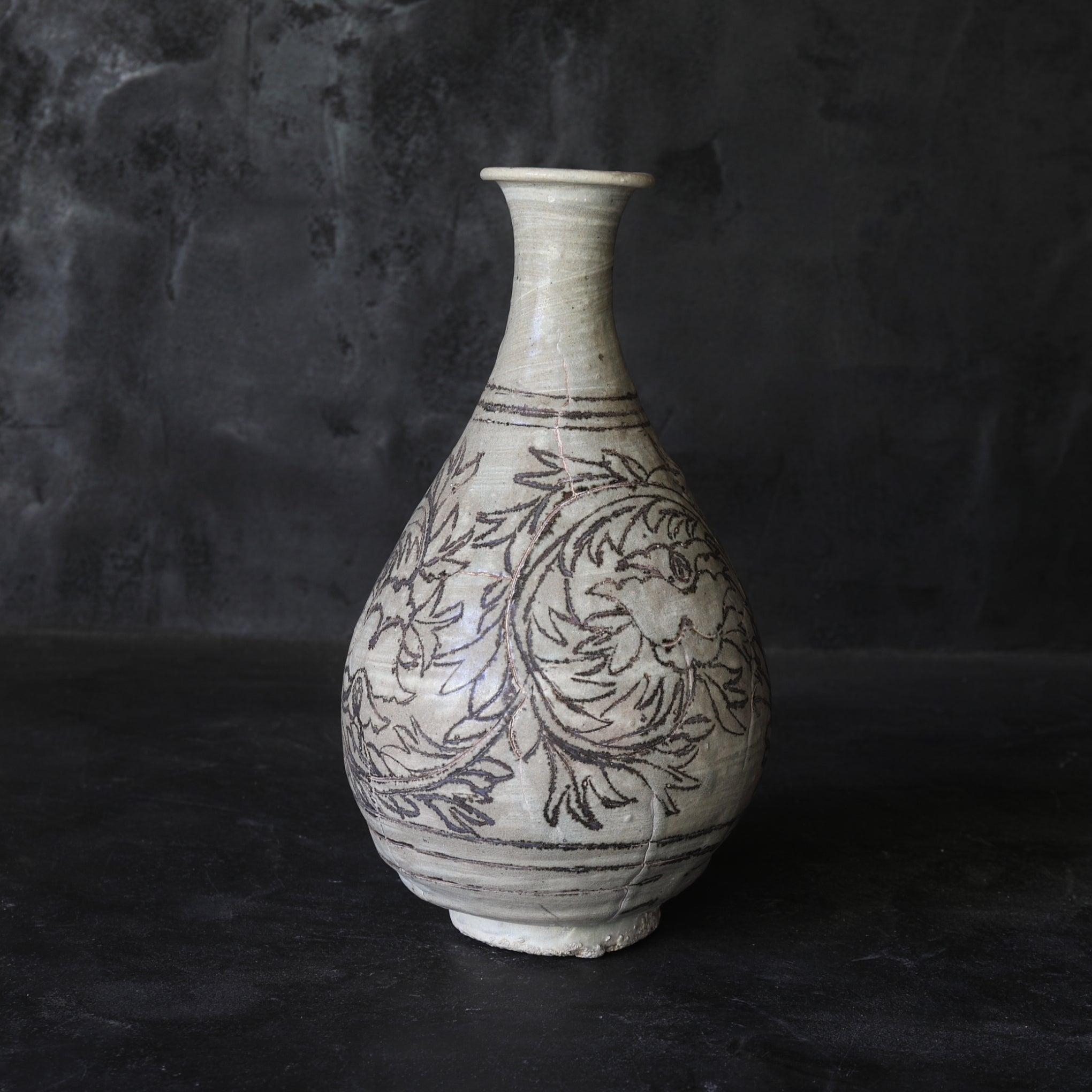 FLASCHE, Buncheong-Ware mit liniengekerbte pfingstrosen-design, Joseon-Dynastie(1392–1897 n. Chr.)
