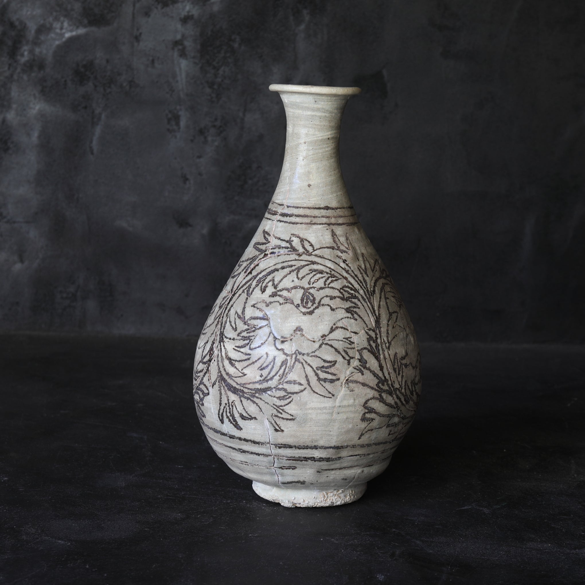 FLASCHE, Buncheong-Ware mit liniengekerbte pfingstrosen-design, Joseon-Dynastie(1392–1897 n. Chr.)