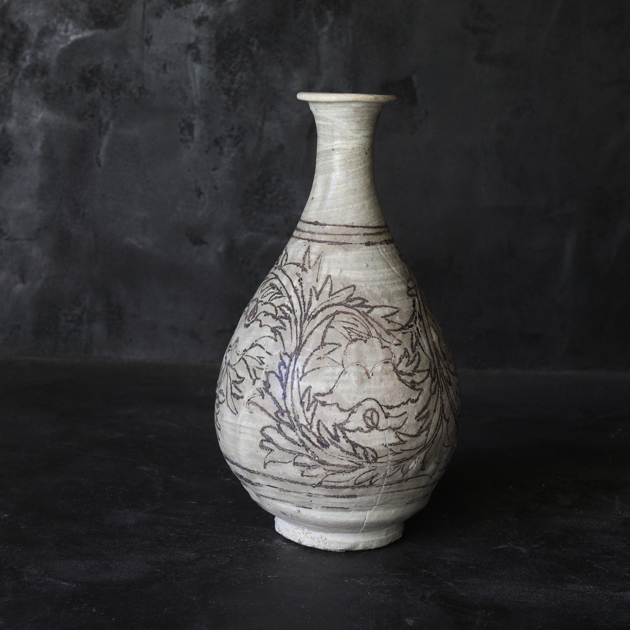 FLASCHE, Buncheong-Ware mit liniengekerbte pfingstrosen-design, Joseon-Dynastie(1392–1897 n. Chr.)