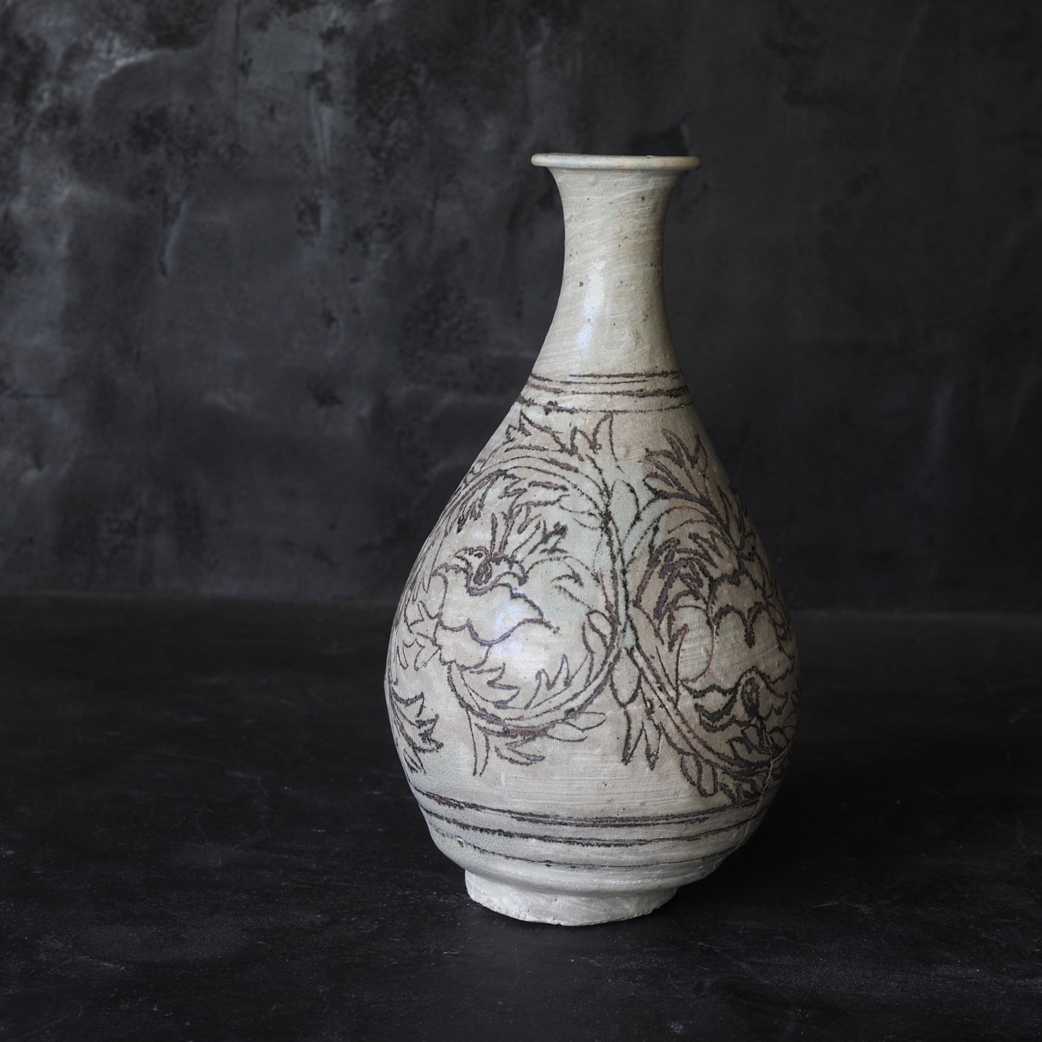 FLASCHE, Buncheong-Ware mit liniengekerbte pfingstrosen-design, Joseon-Dynastie(1392–1897 n. Chr.)