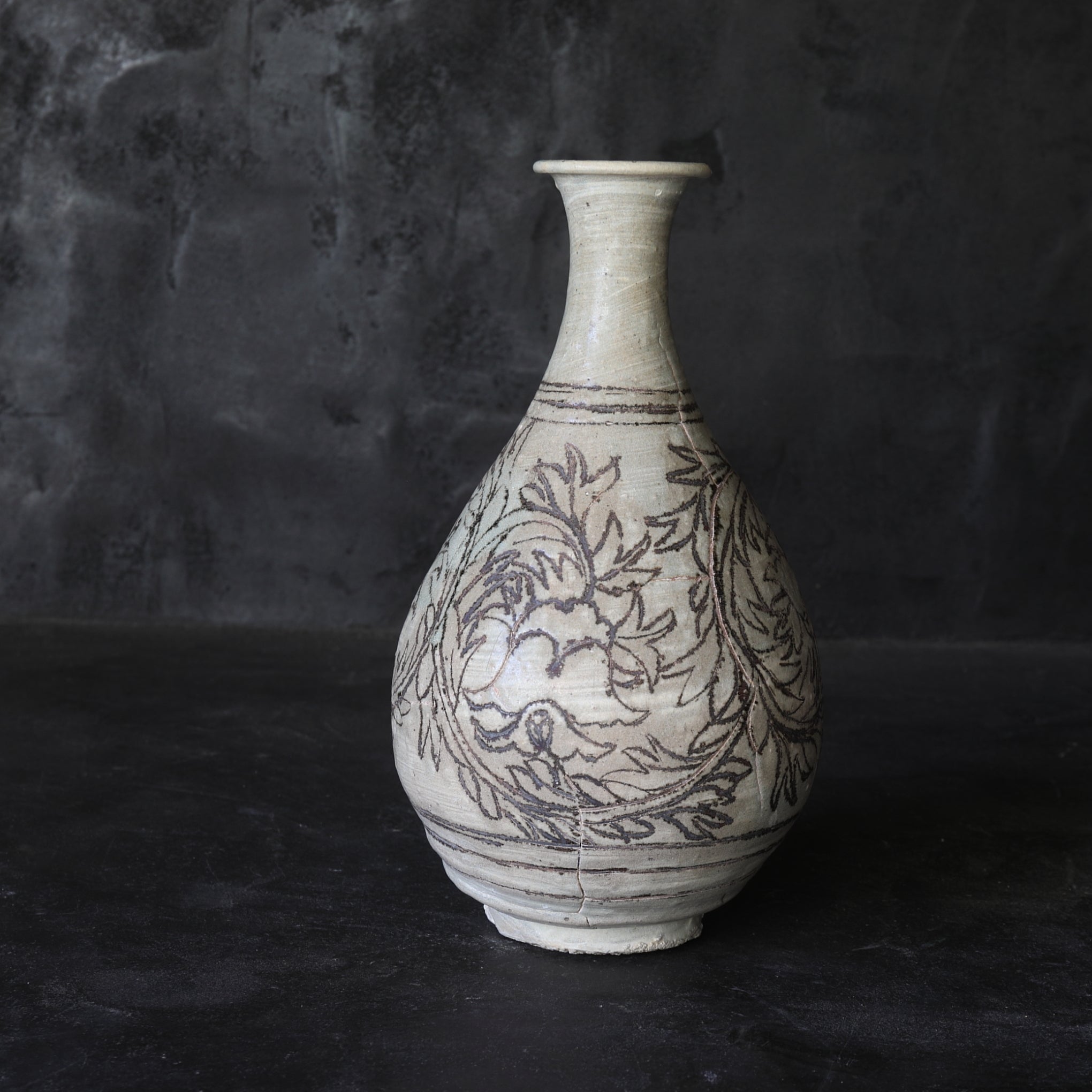 FLASCHE, Buncheong-Ware mit liniengekerbte pfingstrosen-design, Joseon-Dynastie(1392–1897 n. Chr.)