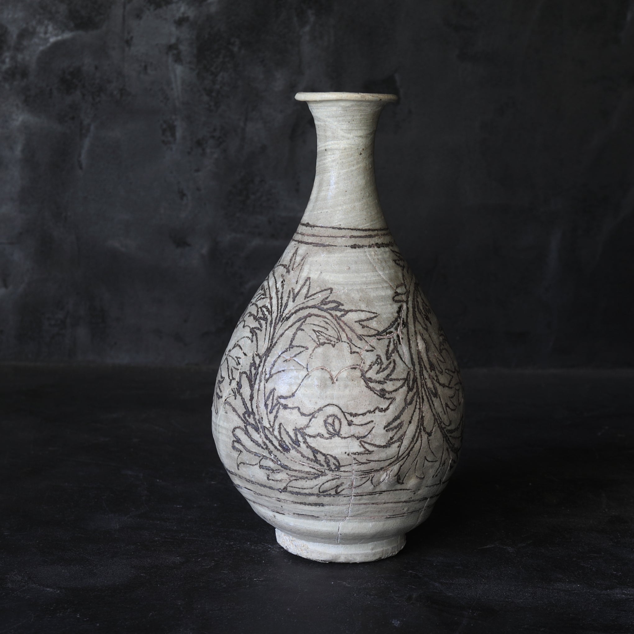 FLASCHE, Buncheong-Ware mit liniengekerbte pfingstrosen-design, Joseon-Dynastie(1392–1897 n. Chr.)