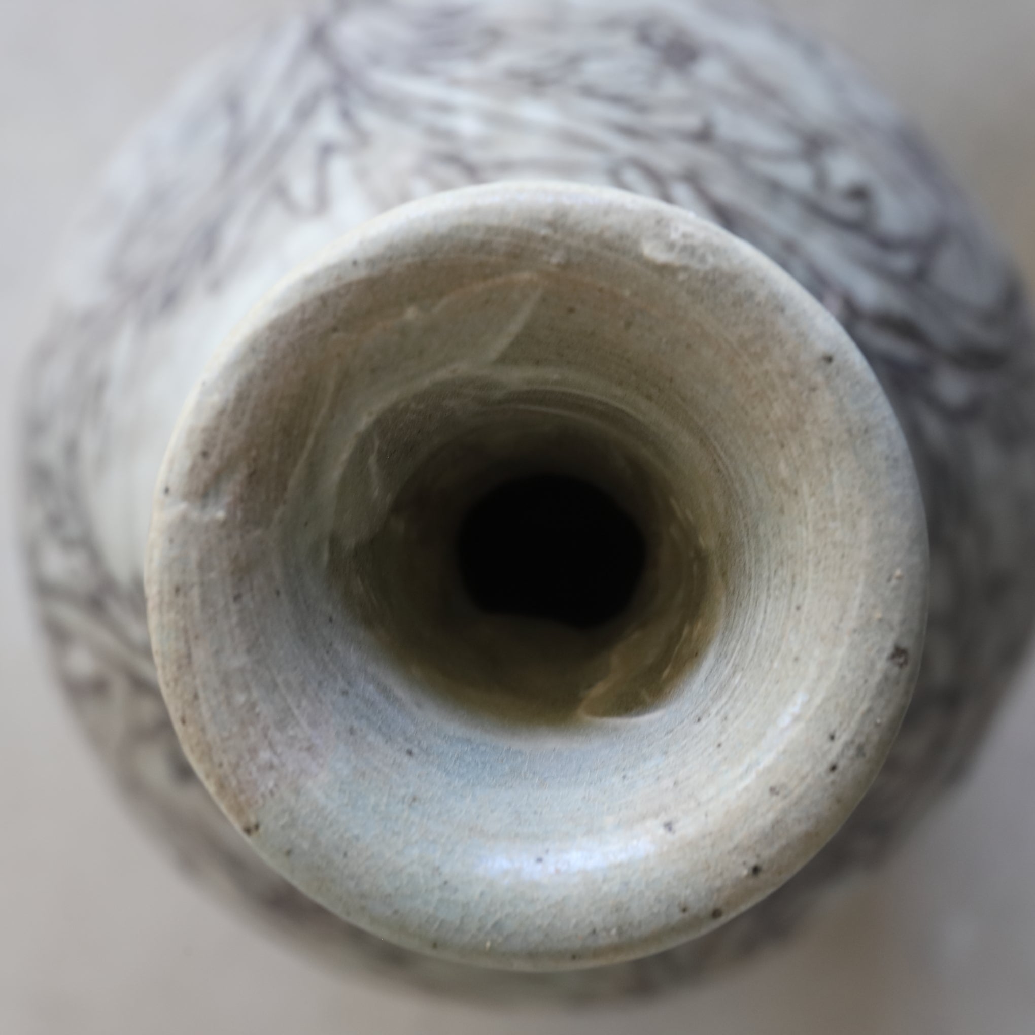 FLASCHE, Buncheong-Ware mit liniengekerbte pfingstrosen-design, Joseon-Dynastie(1392–1897 n. Chr.)