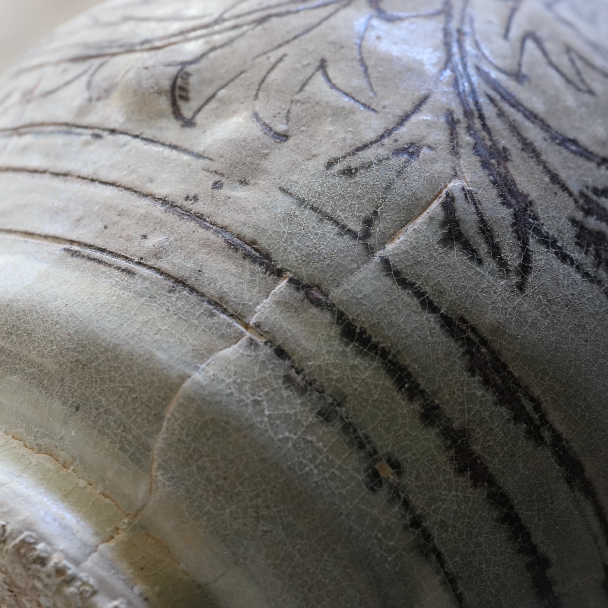 FLASCHE, Buncheong-Ware mit liniengekerbte pfingstrosen-design, Joseon-Dynastie(1392–1897 n. Chr.)