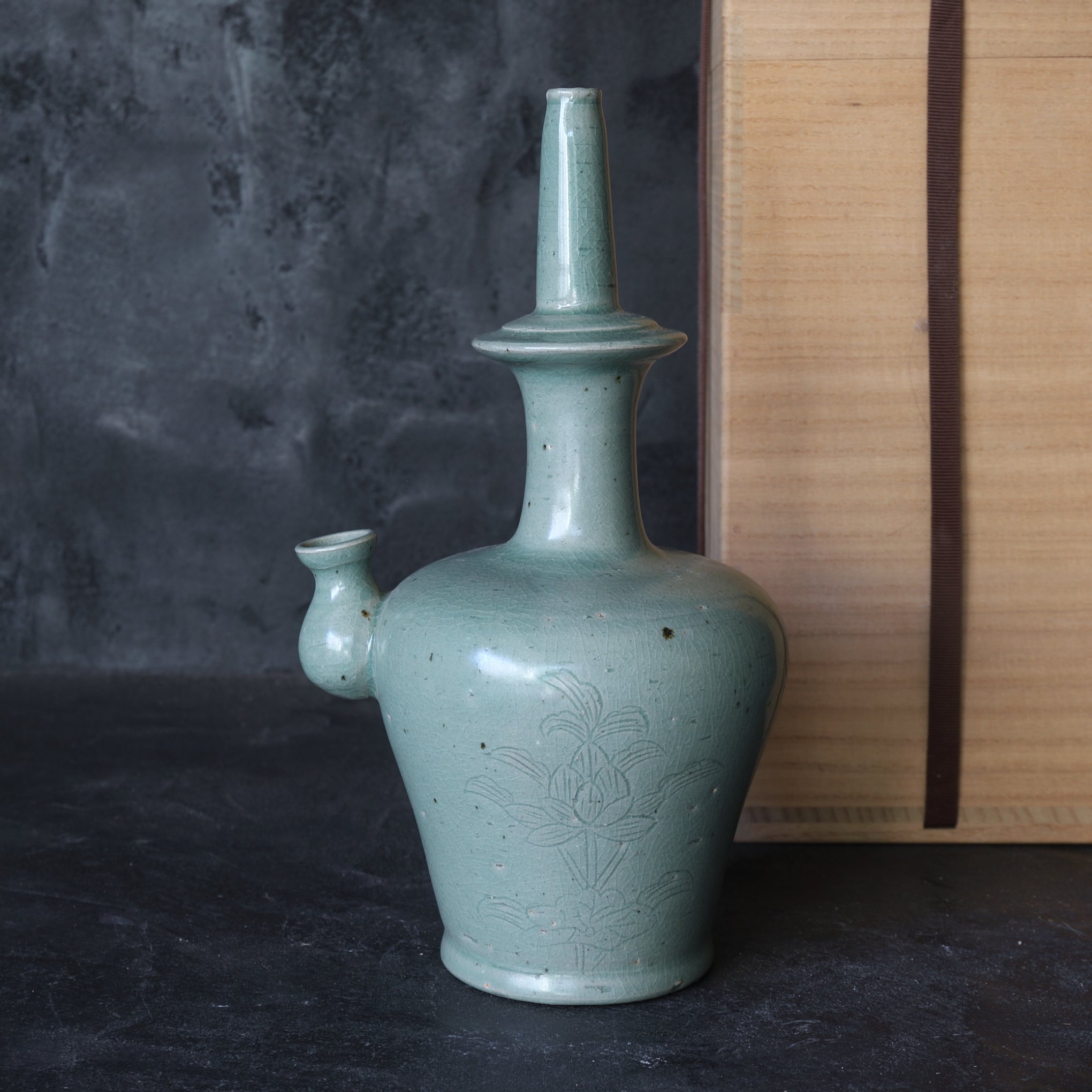KUNDIKA, Seladon mit eingekerbtes blumen-design, Goryeo-Dynastie(918–1392 n. Chr.)