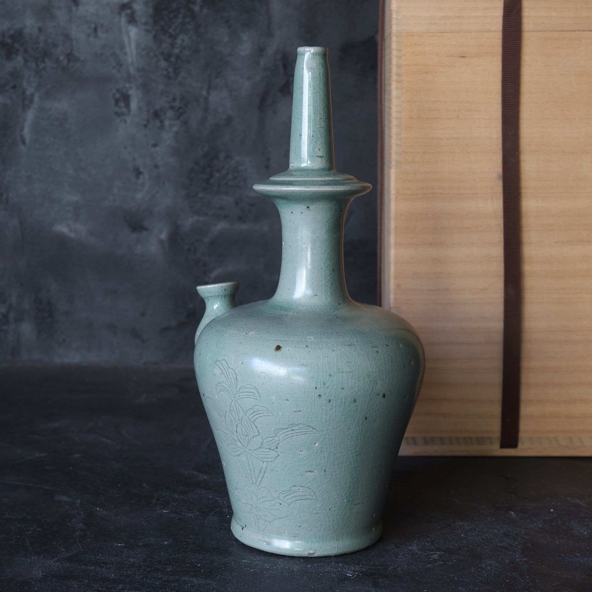 KUNDIKA, Seladon mit eingekerbtes blumen-design, Goryeo-Dynastie(918–1392 n. Chr.)