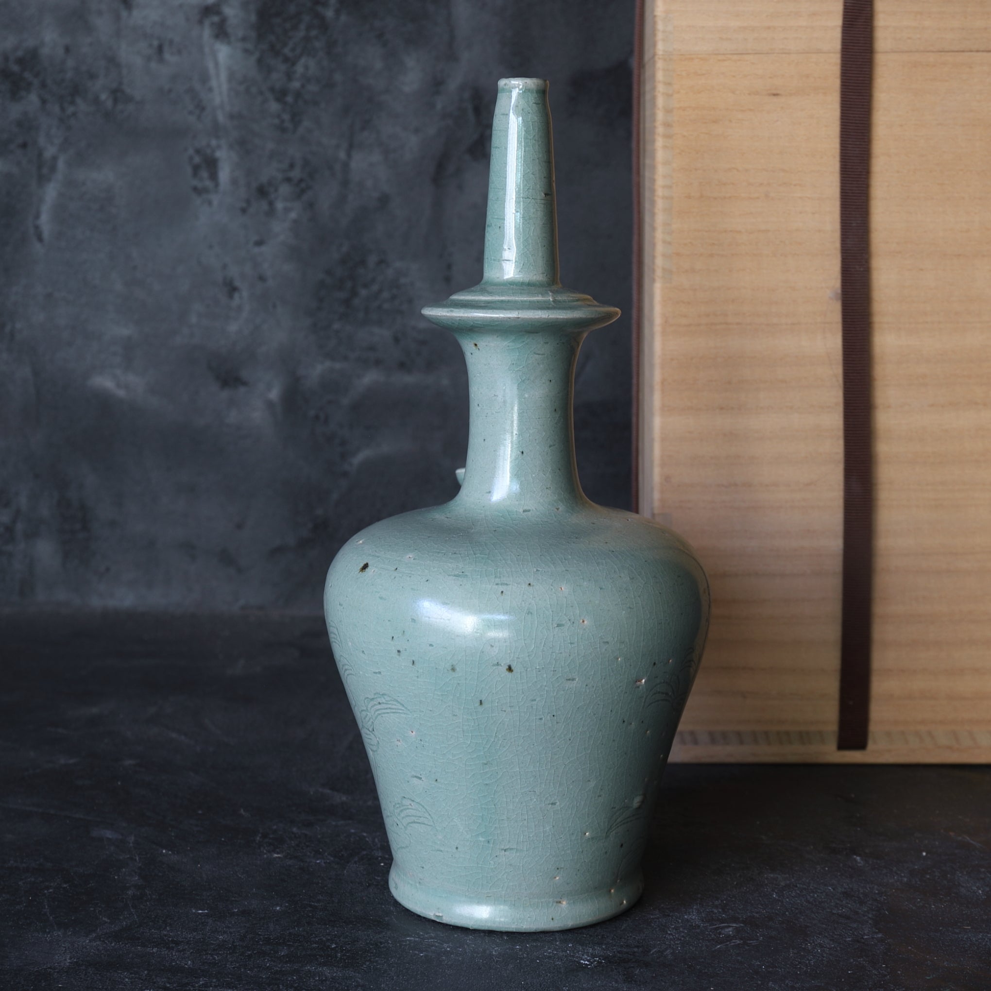 KUNDIKA, Seladon mit eingekerbtes blumen-design, Goryeo-Dynastie(918–1392 n. Chr.)