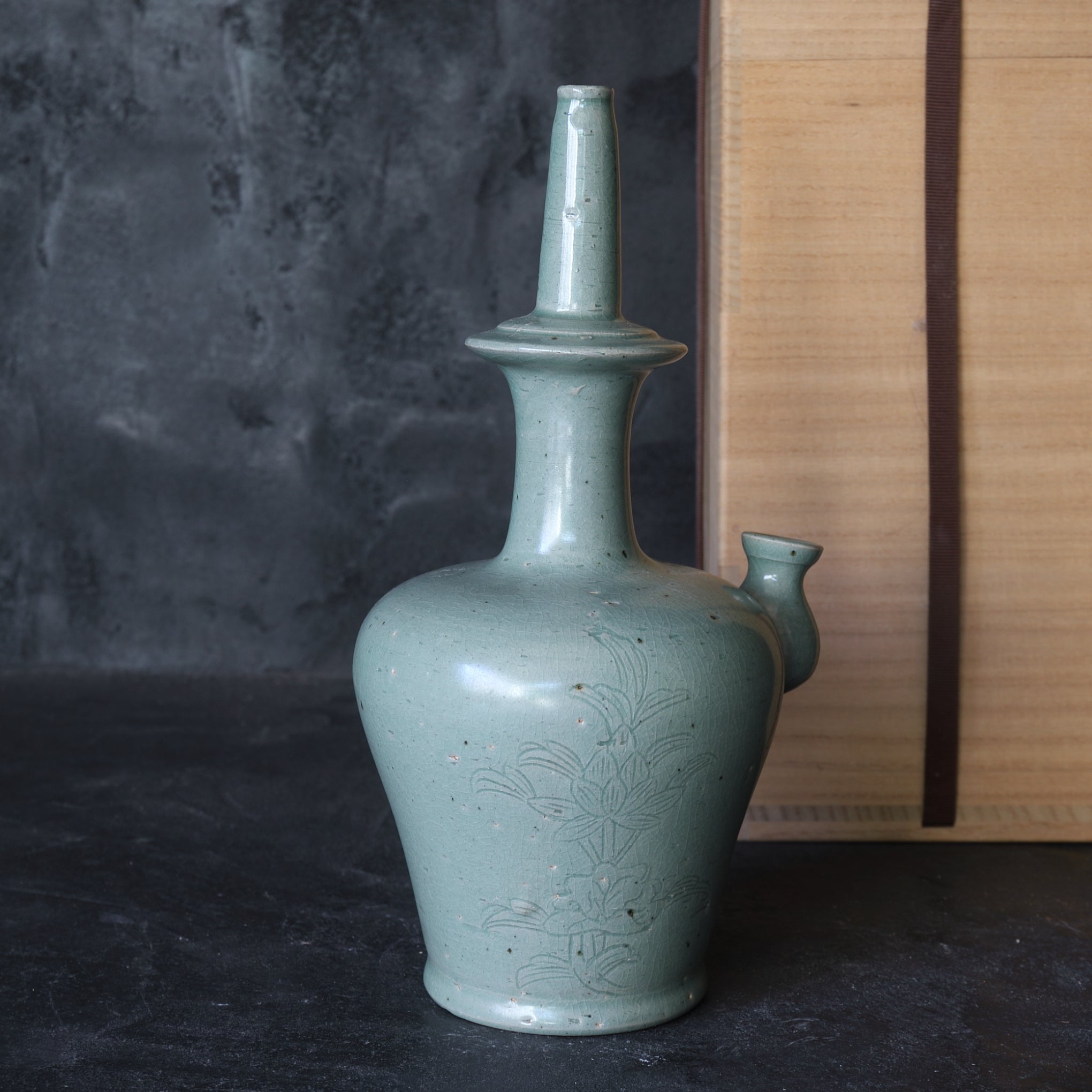 KUNDIKA, Seladon mit eingekerbtes blumen-design, Goryeo-Dynastie(918–1392 n. Chr.)