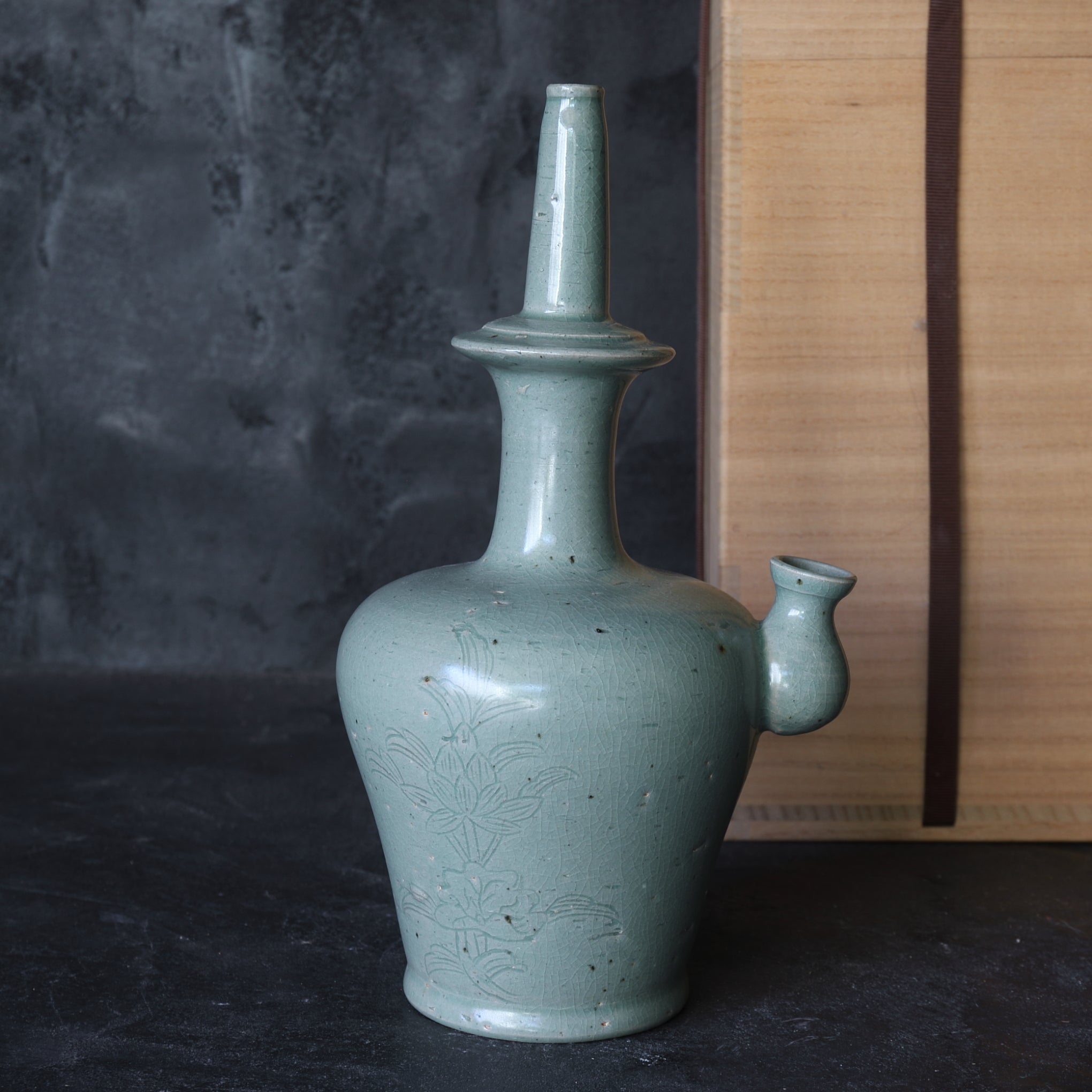 KUNDIKA, Seladon mit eingekerbtes blumen-design, Goryeo-Dynastie(918–1392 n. Chr.)
