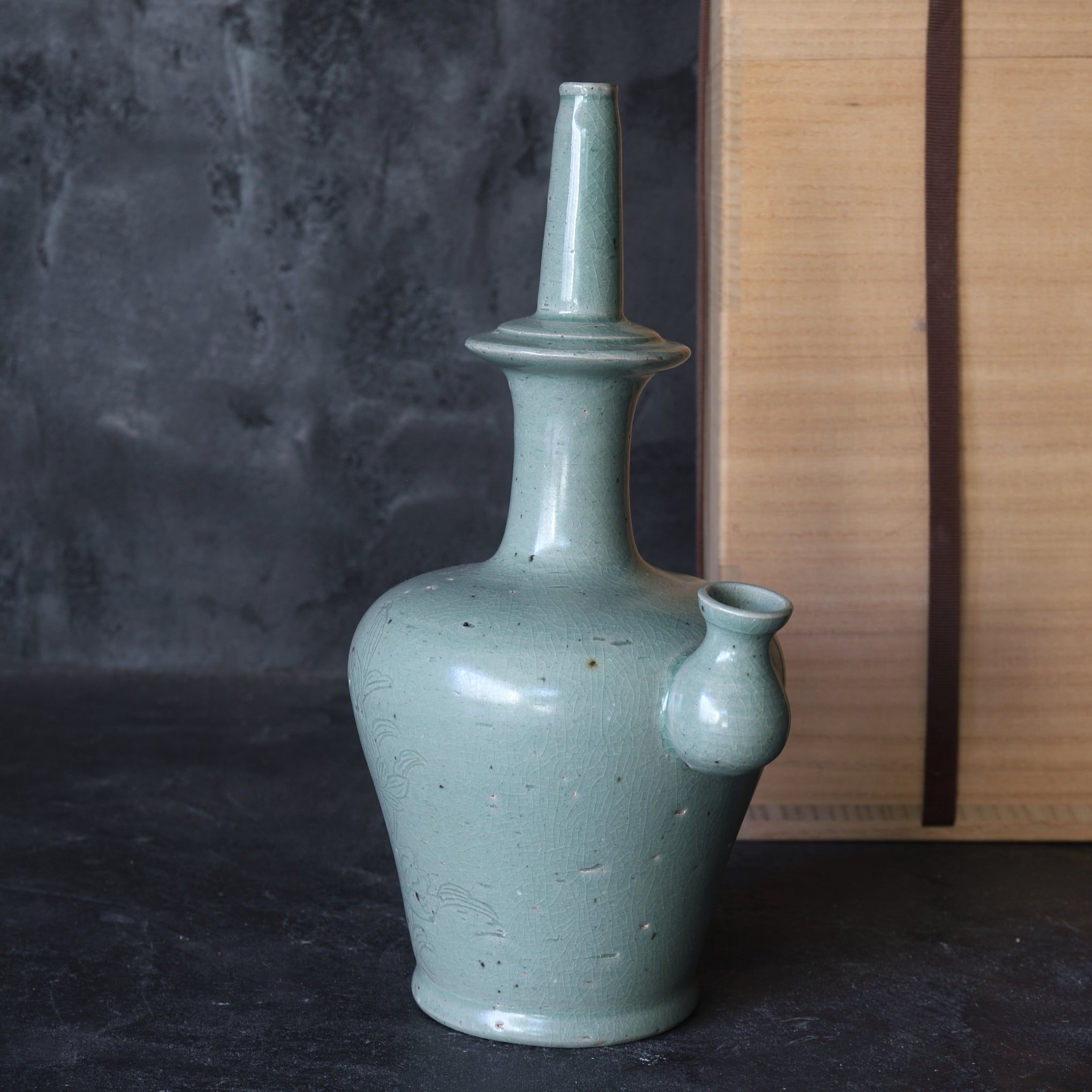 KUNDIKA, Seladon mit eingekerbtes blumen-design, Goryeo-Dynastie(918–1392 n. Chr.)