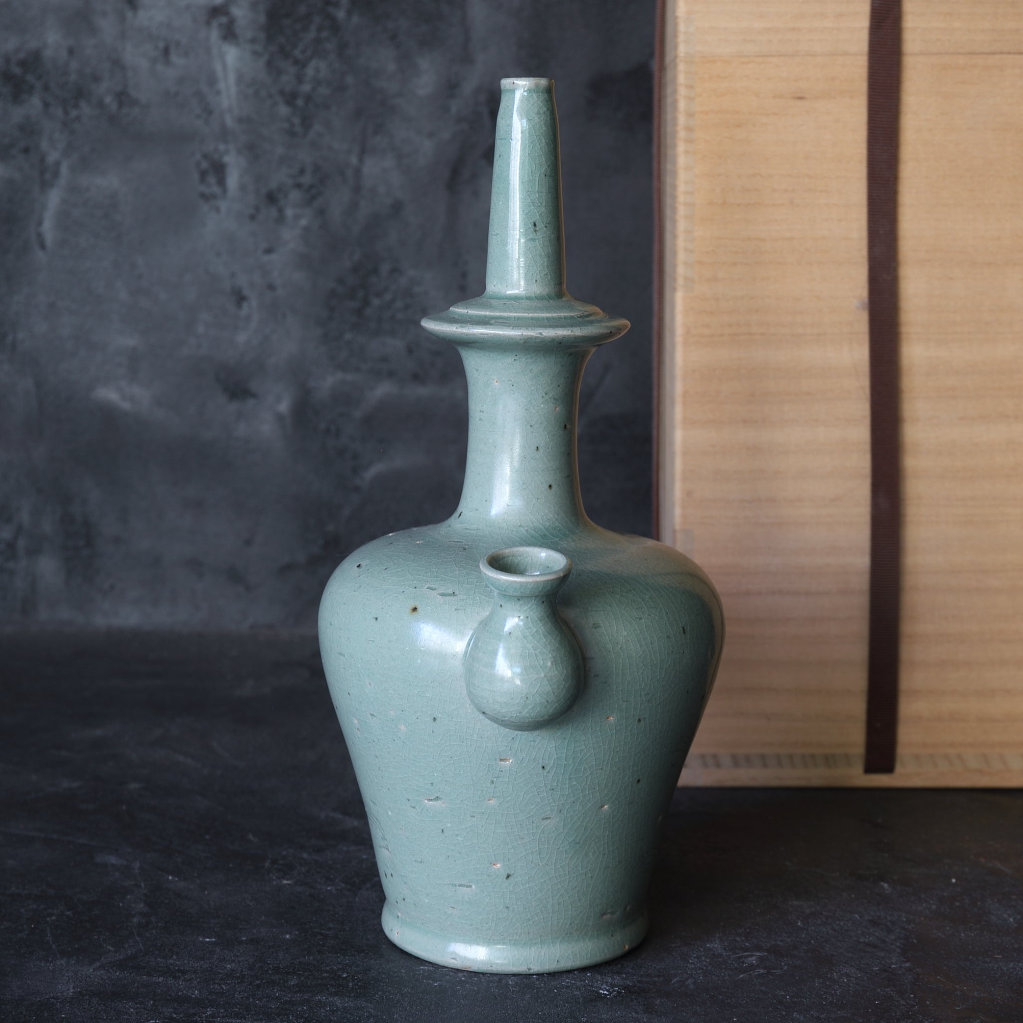 KUNDIKA, Seladon mit eingekerbtes blumen-design, Goryeo-Dynastie(918–1392 n. Chr.)