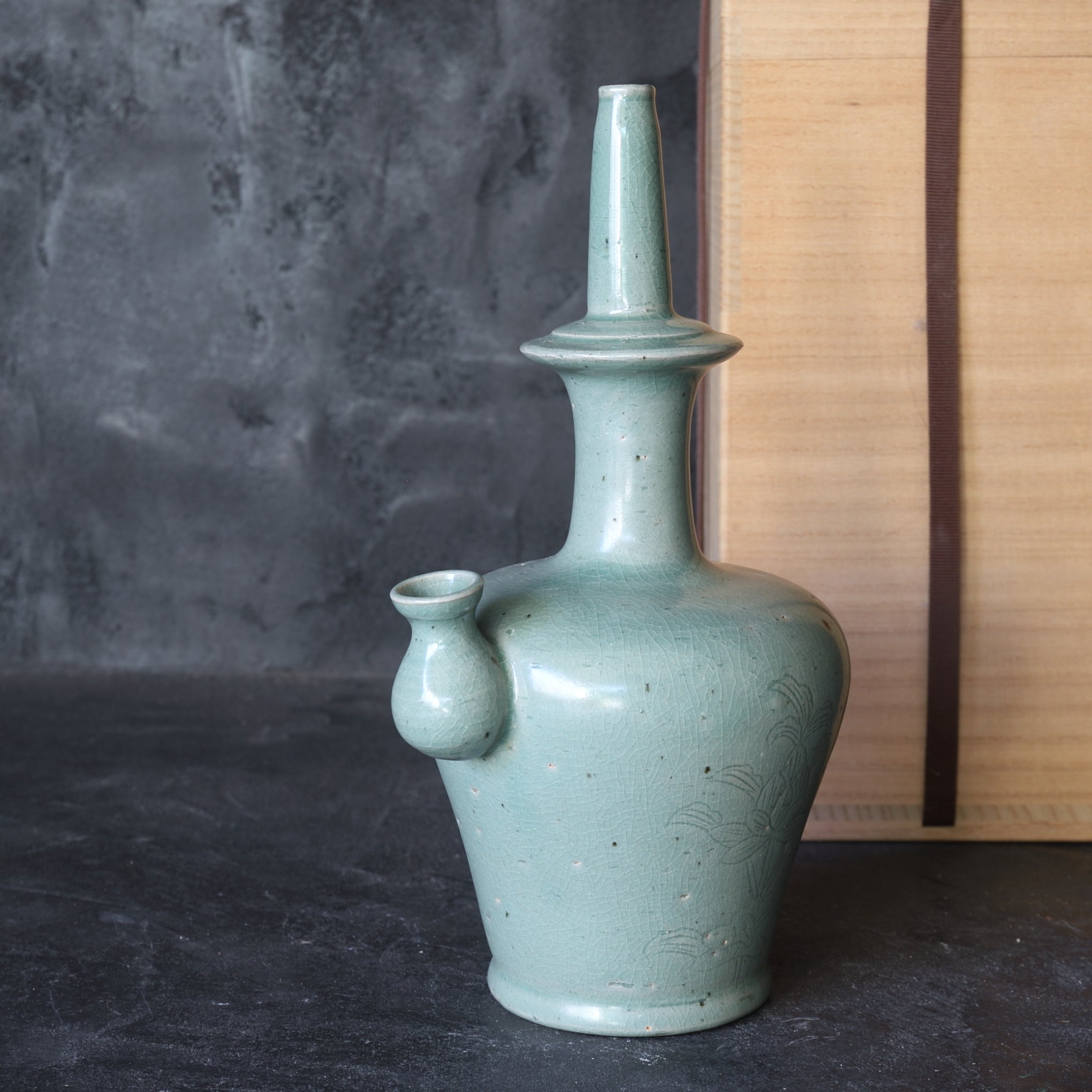 KUNDIKA, Seladon mit eingekerbtes blumen-design, Goryeo-Dynastie(918–1392 n. Chr.)