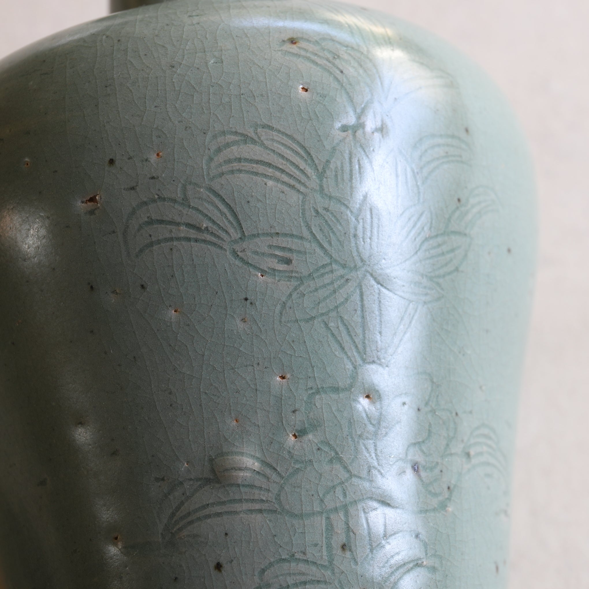 KUNDIKA, Seladon mit eingekerbtes blumen-design, Goryeo-Dynastie(918–1392 n. Chr.)