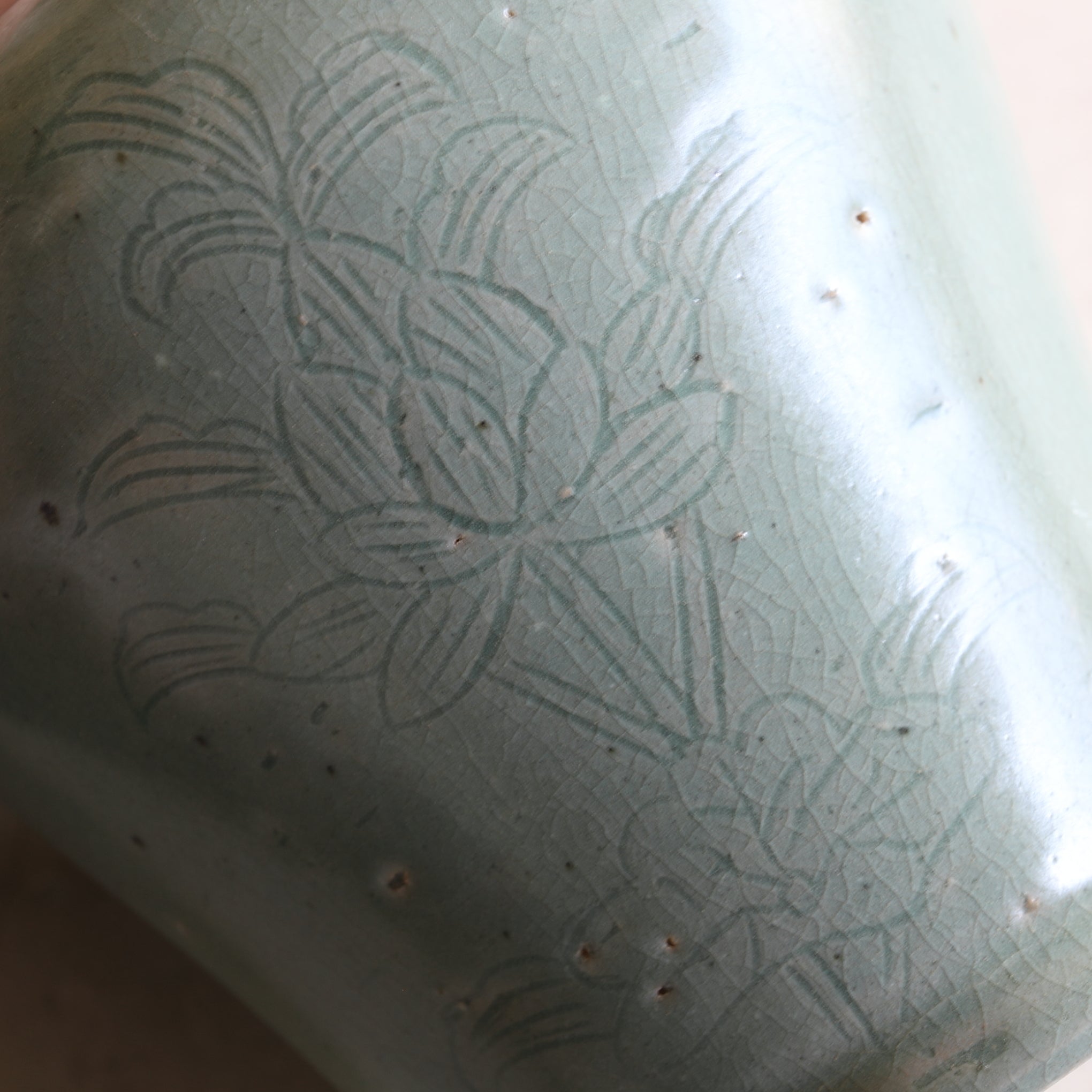 KUNDIKA, Seladon mit eingekerbtes blumen-design, Goryeo-Dynastie(918–1392 n. Chr.)