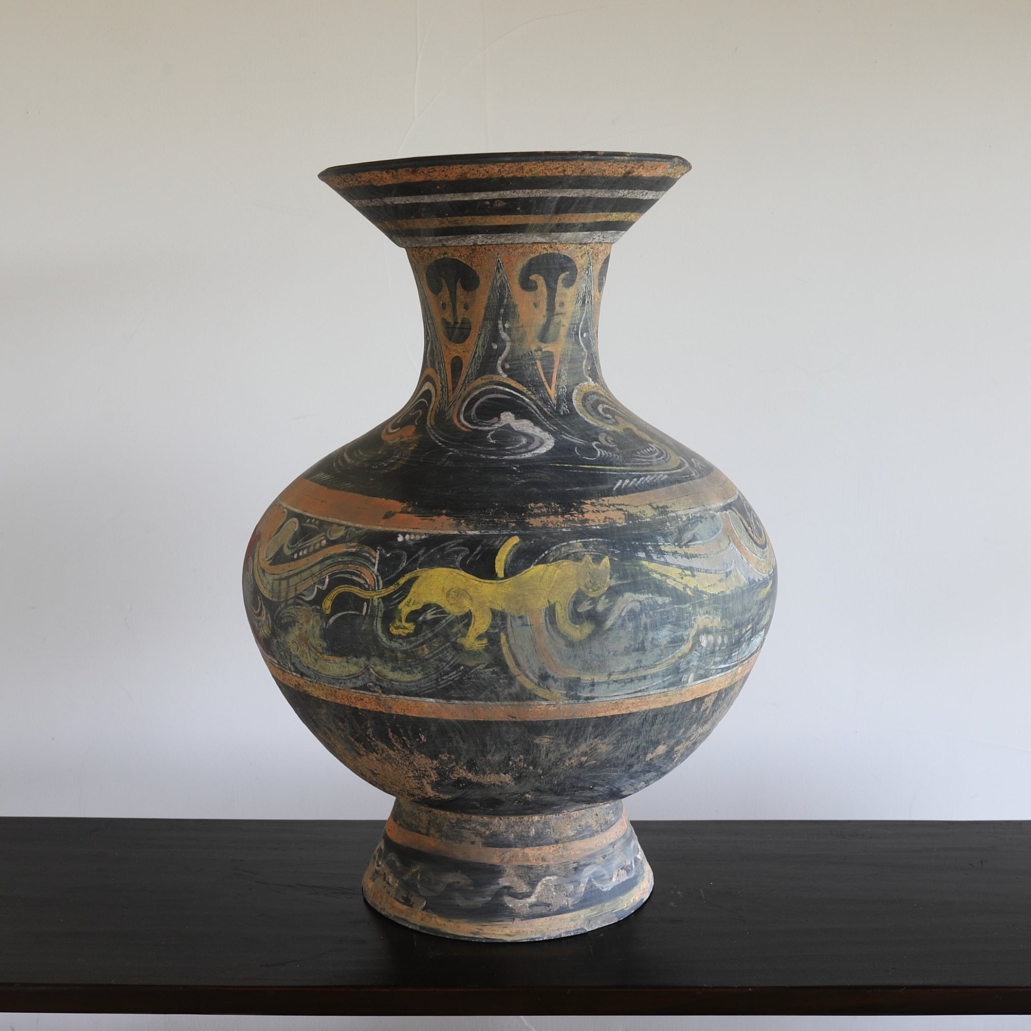 GEFÄSS, Graue Irdenware mit Schlicker und Pigmenten, mit wolkendesign, Han-Dynastie(206 v. Chr.–220 n. Chr.)