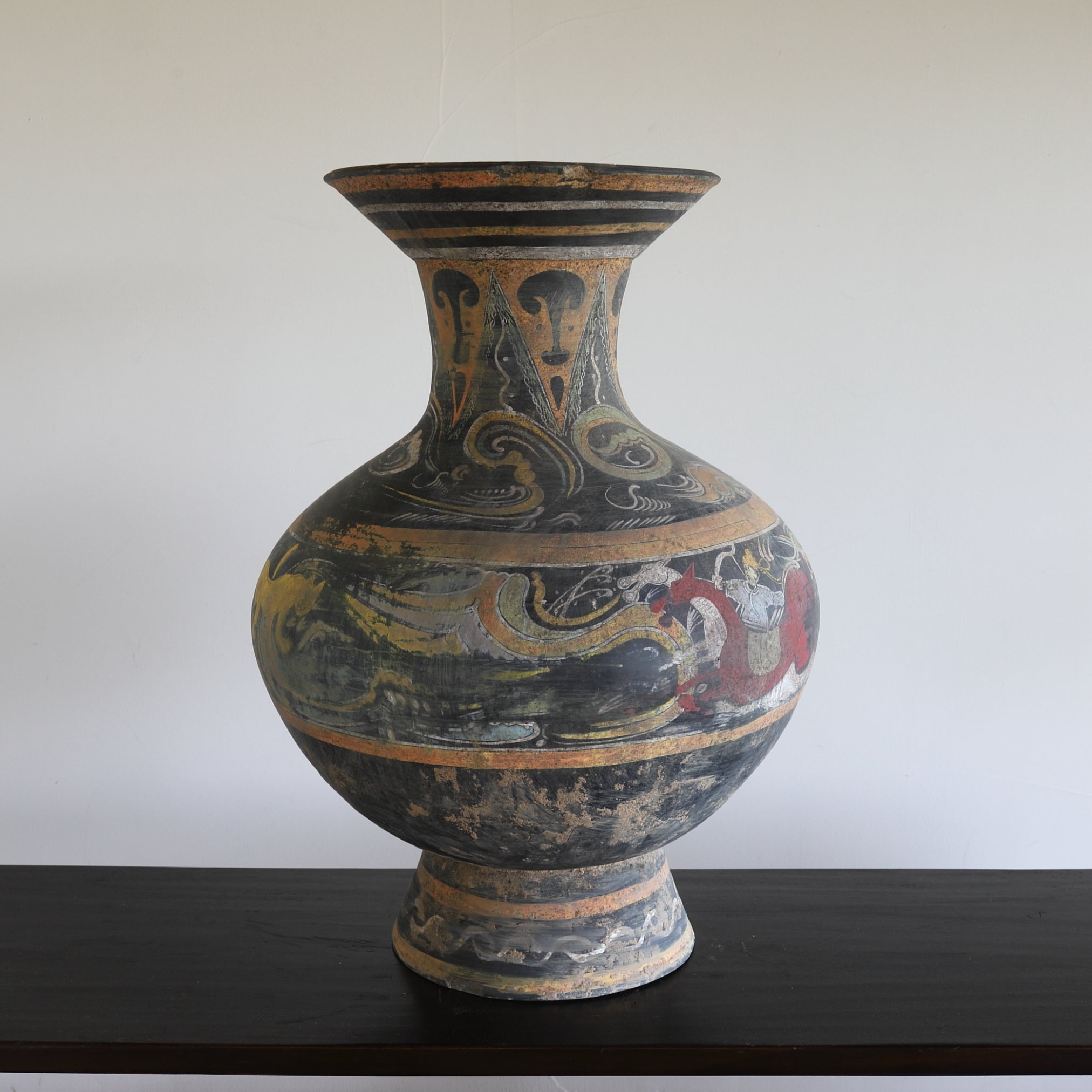 GEFÄSS, Graue Irdenware mit Schlicker und Pigmenten, mit wolkendesign, Han-Dynastie(206 v. Chr.–220 n. Chr.)
