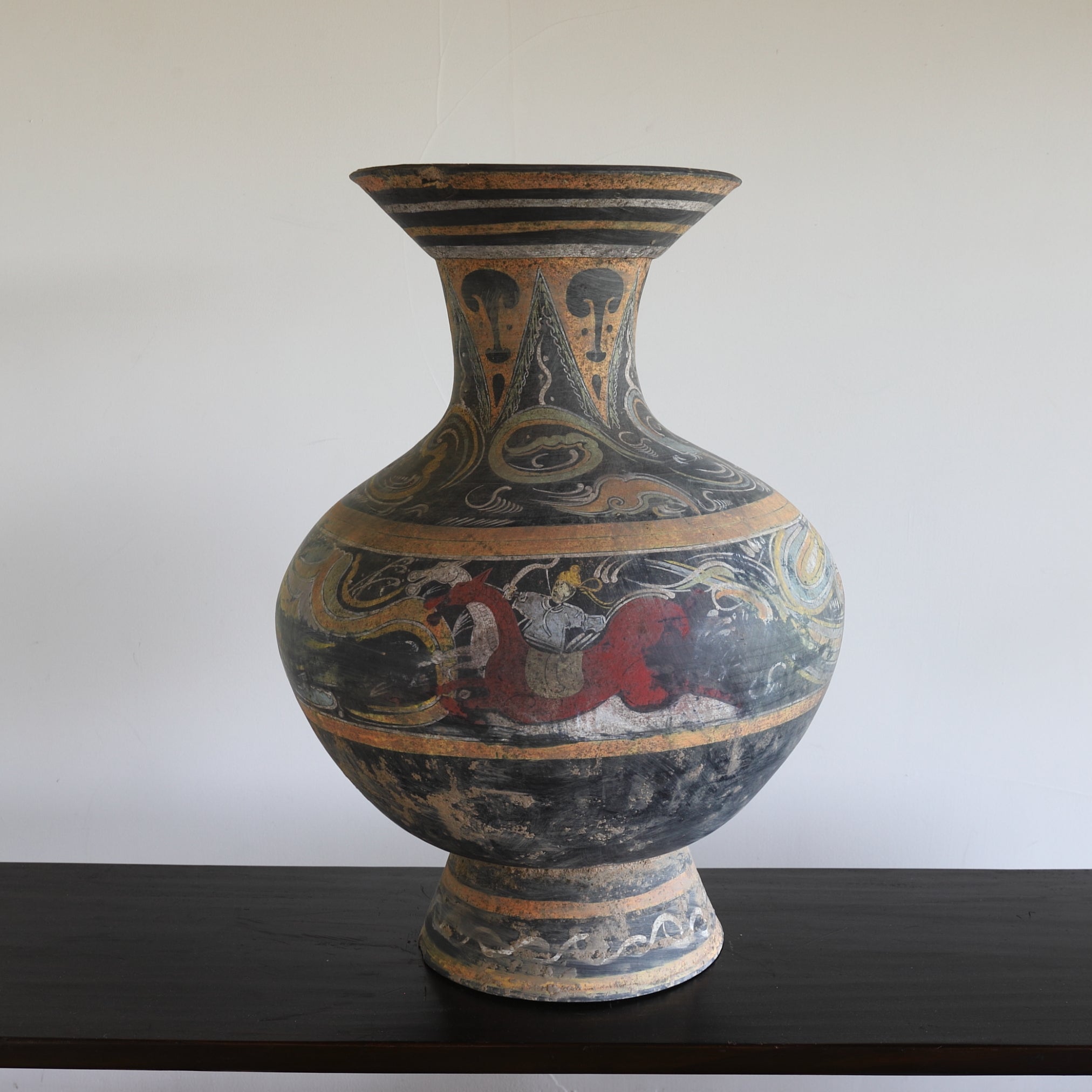 GEFÄSS, Graue Irdenware mit Schlicker und Pigmenten, mit wolkendesign, Han-Dynastie(206 v. Chr.–220 n. Chr.)